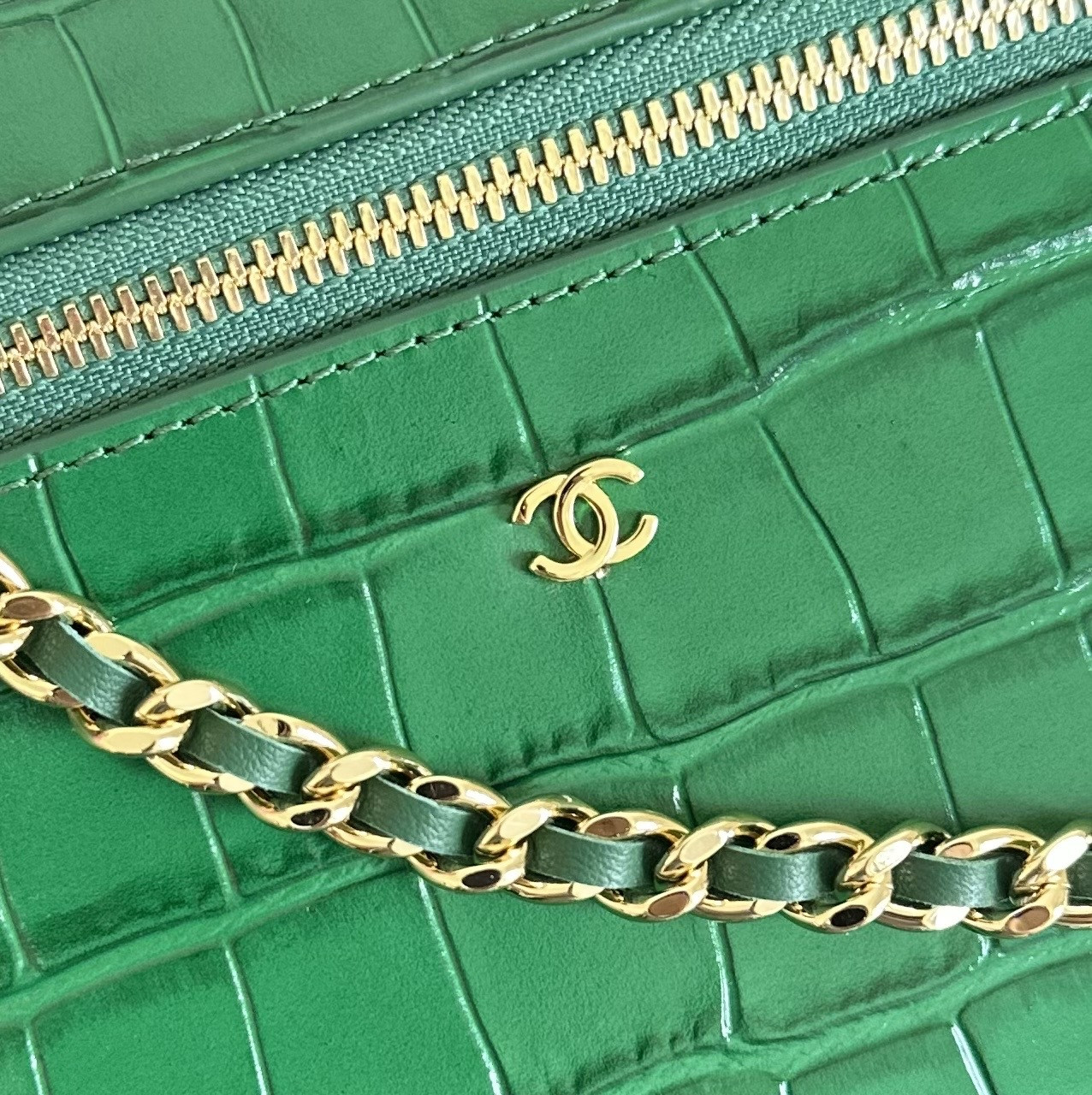 Ch*el vanity with chain 17x19.5x5cm