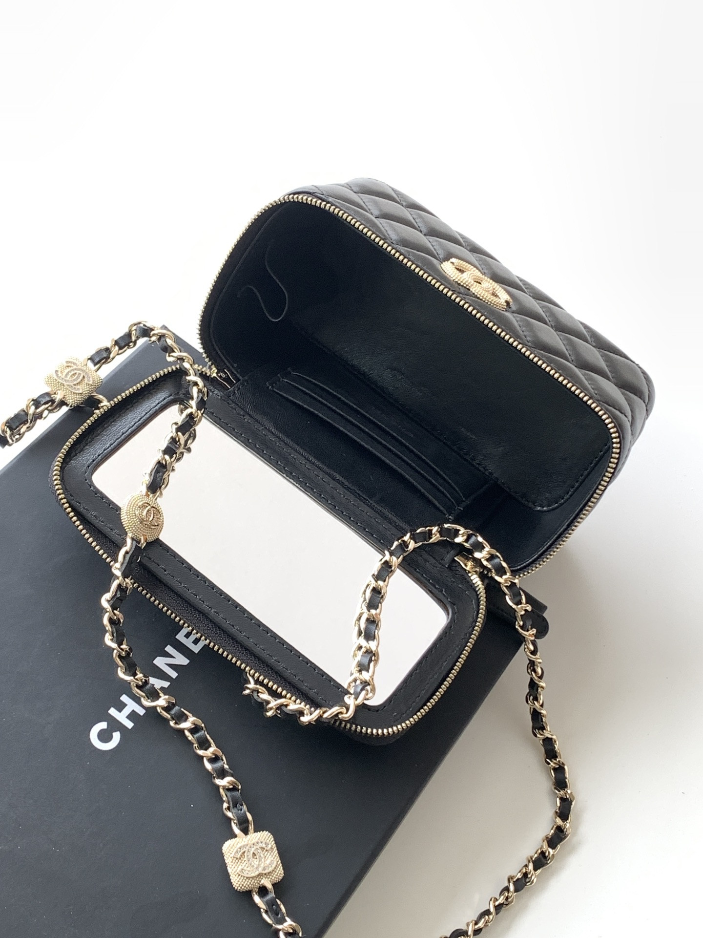 Ch*el vanity with chain ap4301 9.5x17x8cm