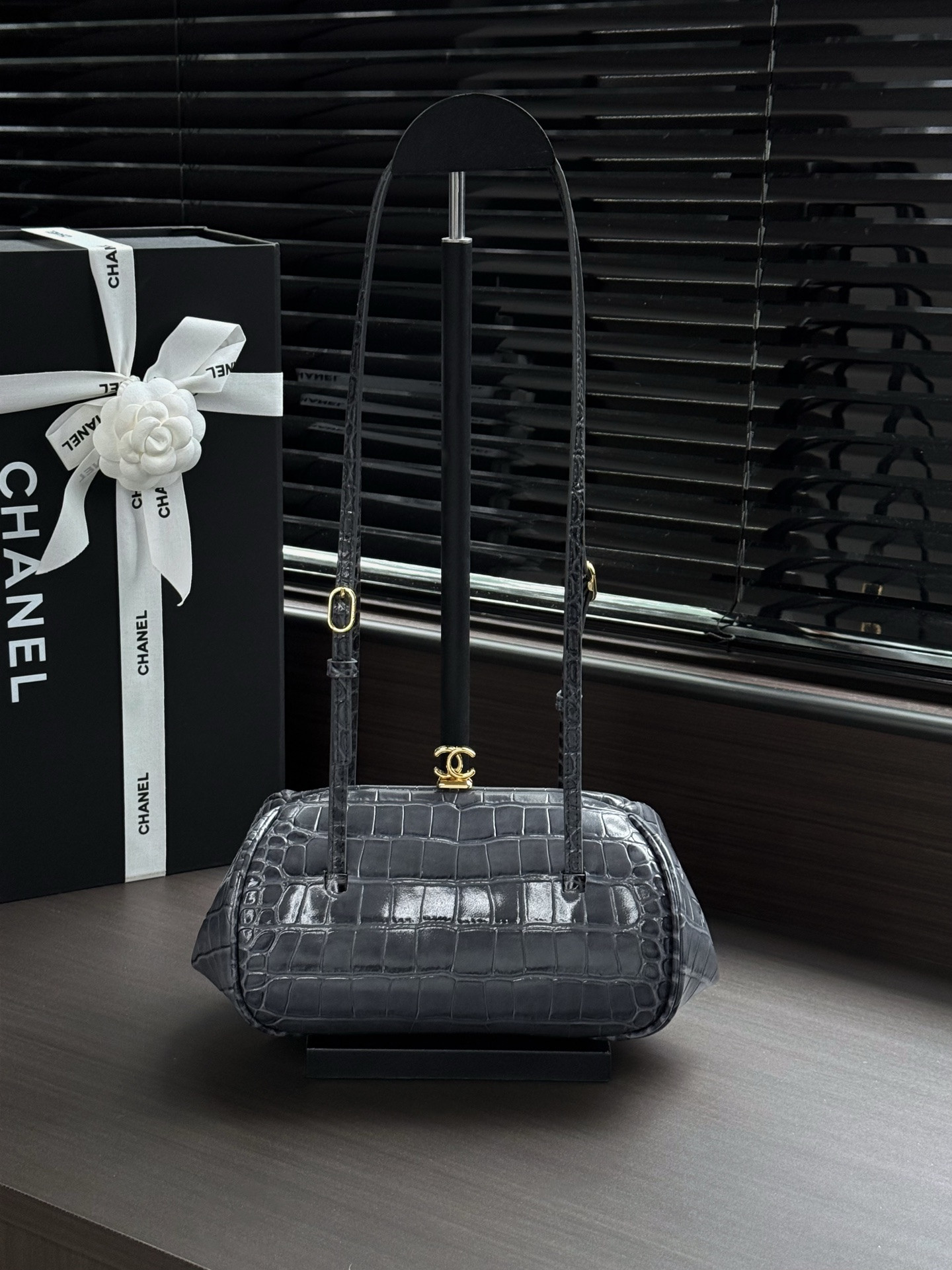 Ch*el leather shoulder strap clutch ap5360 12x28x13cm