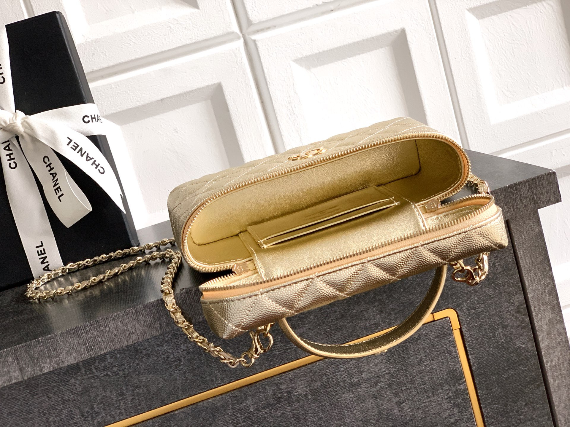 Ch*el long vanity with chain 17×19.5×5cm