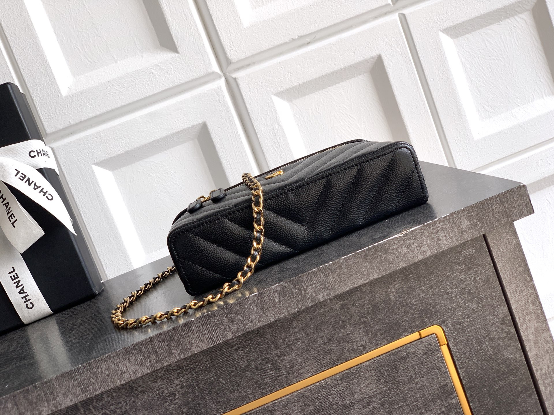 Ch*el vanity with chain ap5212 17x19.5x5cm