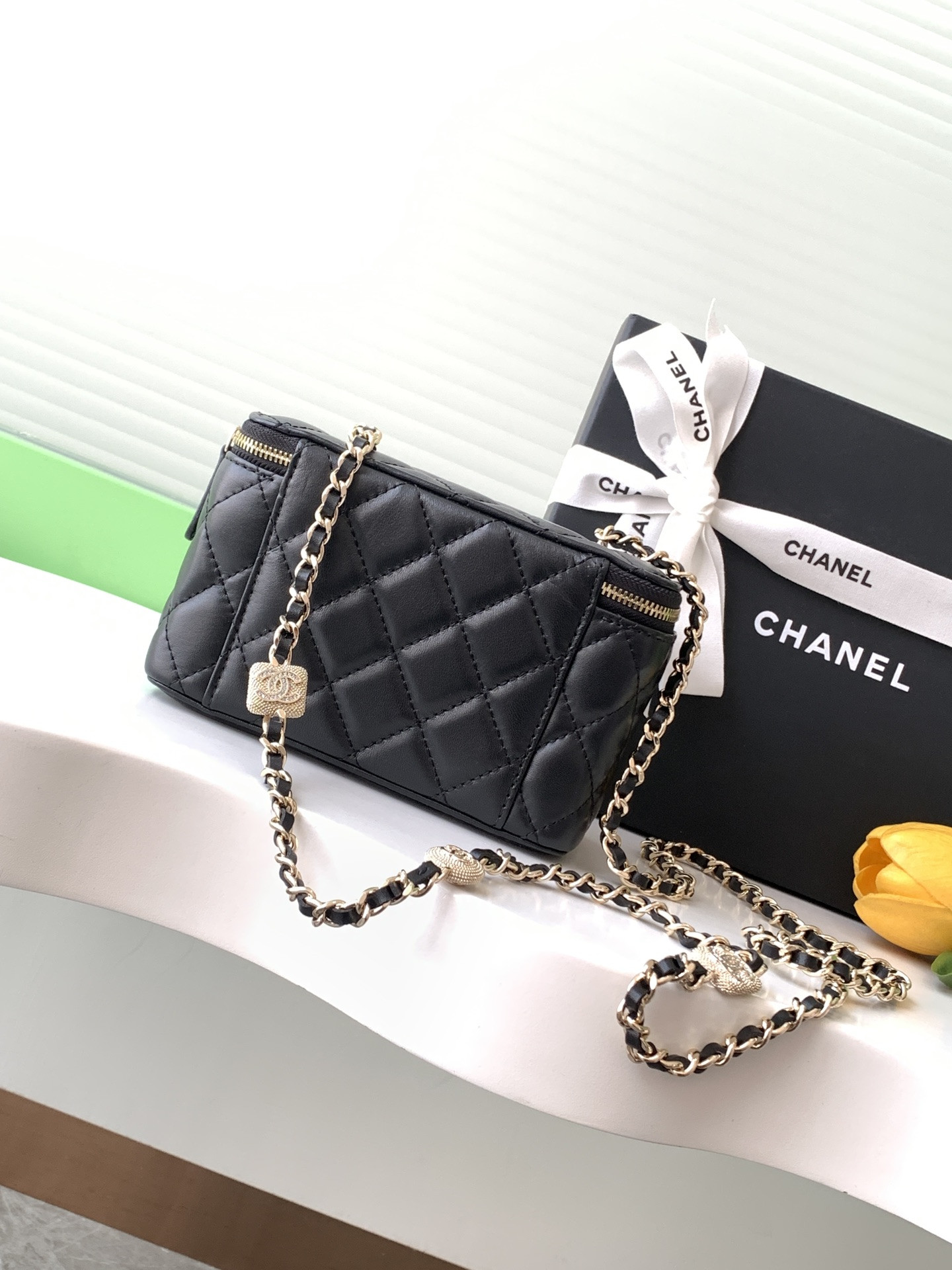 Ch*el vanity with chain ap4301 9.5x17x8cm