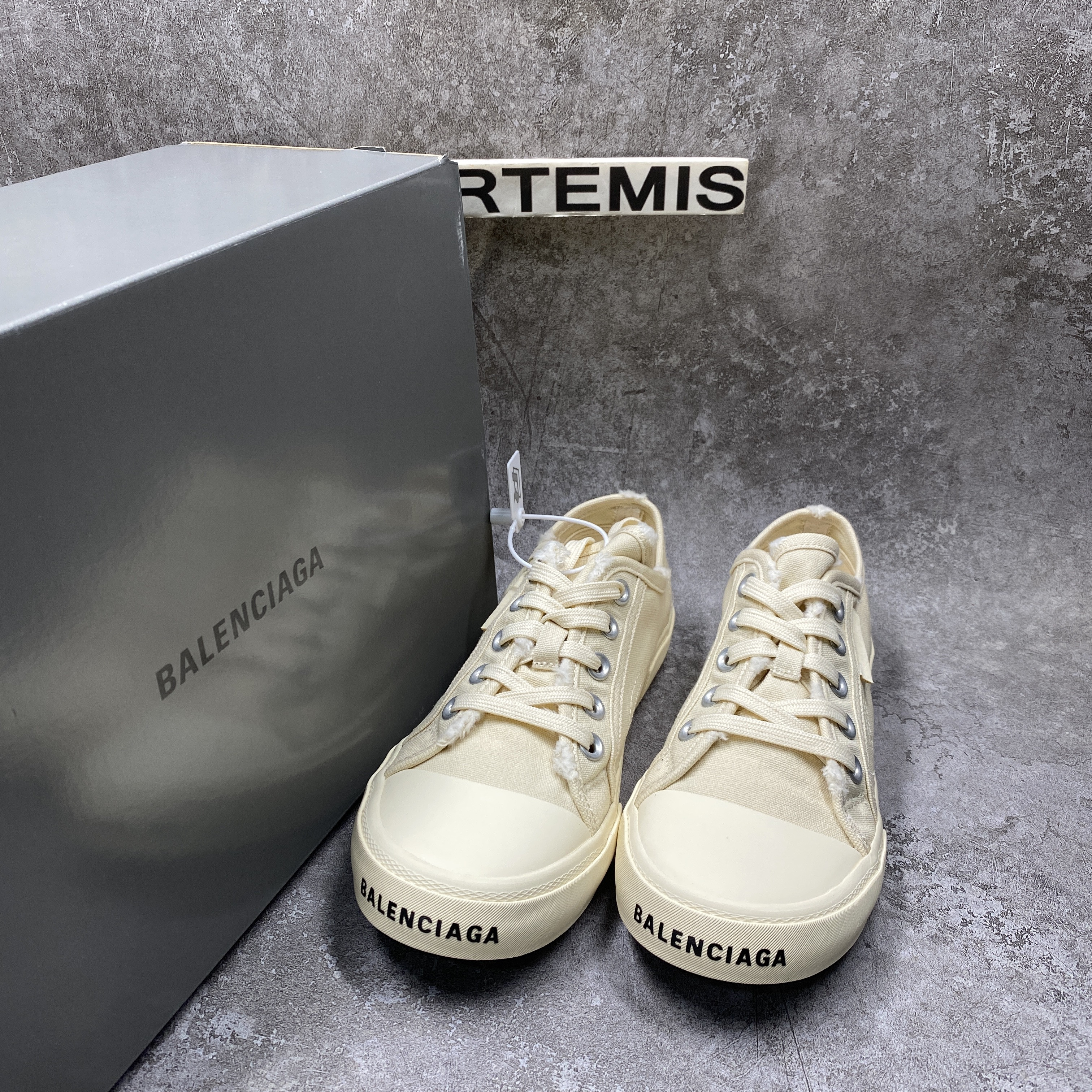 PARIS LOW TOP SNEAKER IN WHITE