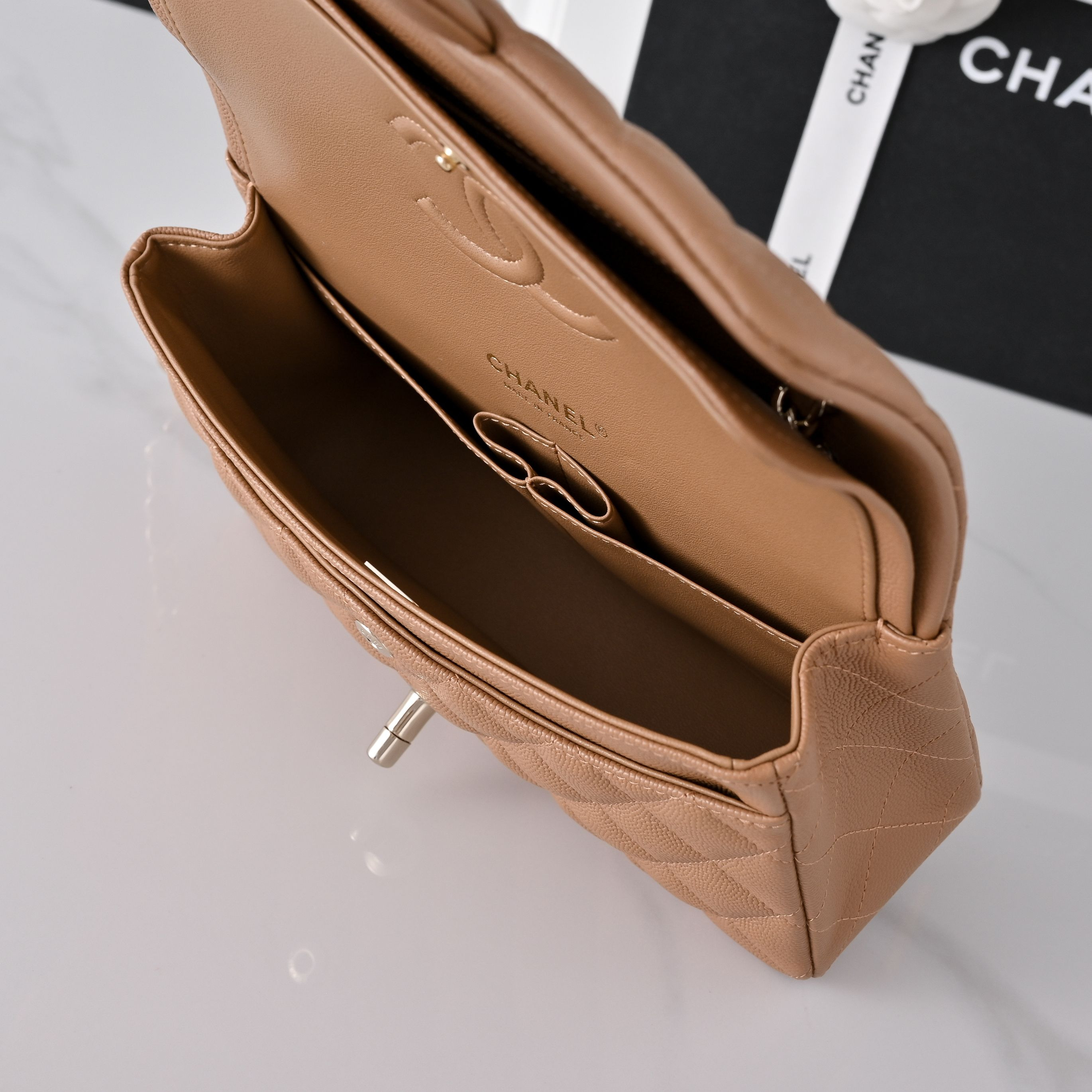 Ch*el classic flap handbag caramel with light gold hardware and caviar leather a01113 23x14.5x6cm