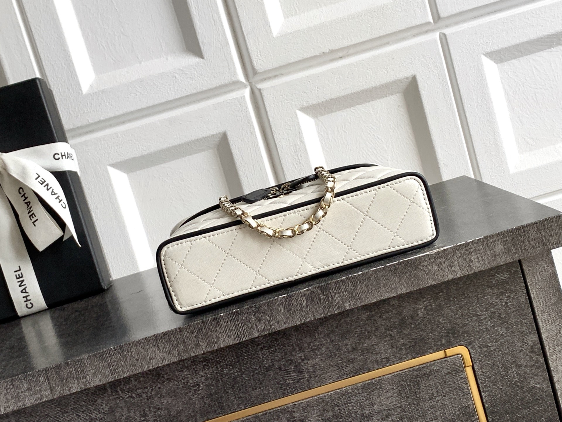 Ch*el vanity with chain ap5186 17x19.5x5cm