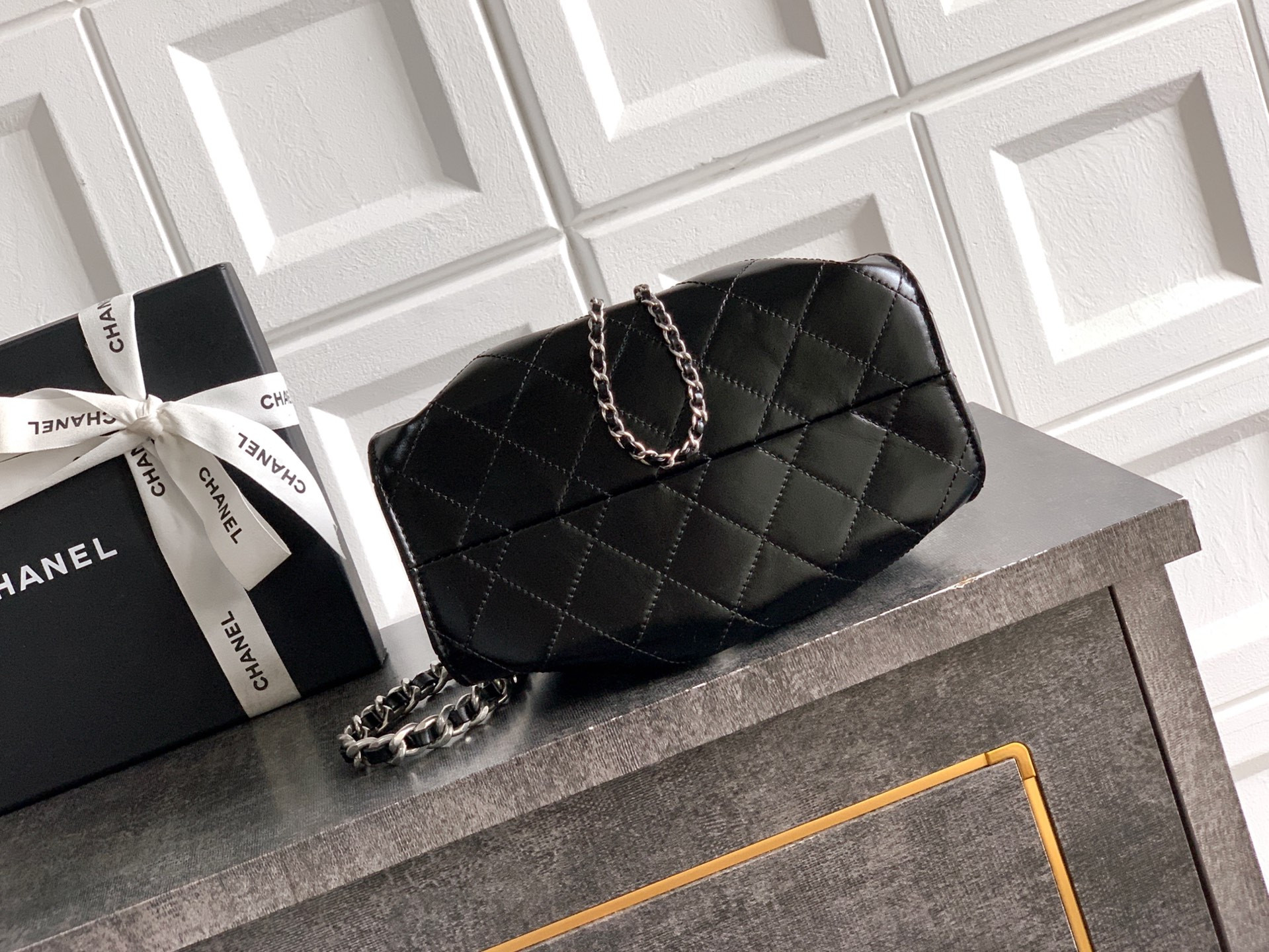 Ch*el 25c bucket bag oil wax leather 20x22x12.5cm
