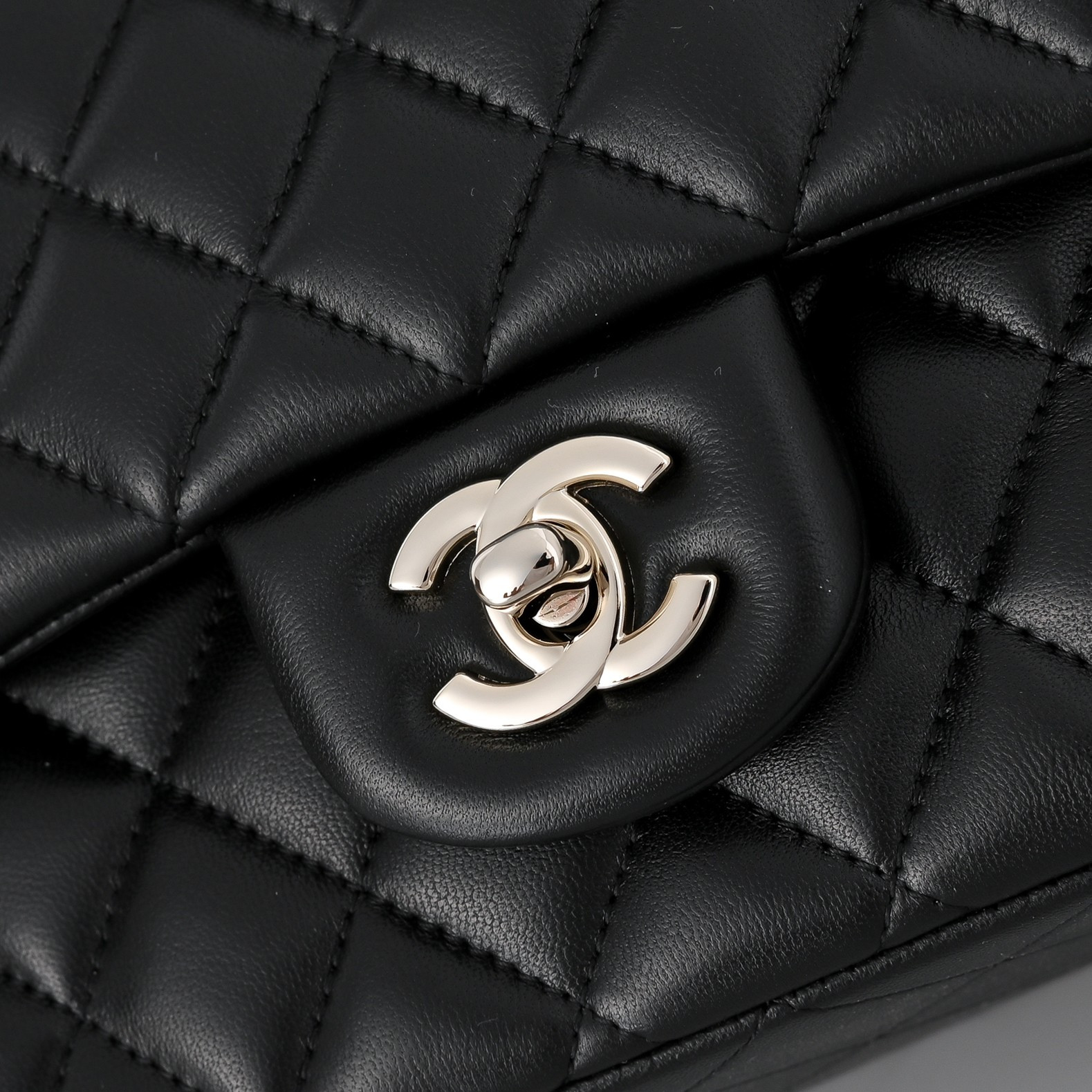 Ch*el classic handbag black lambskin with light gold hardware 15.5×25.5×6cm
