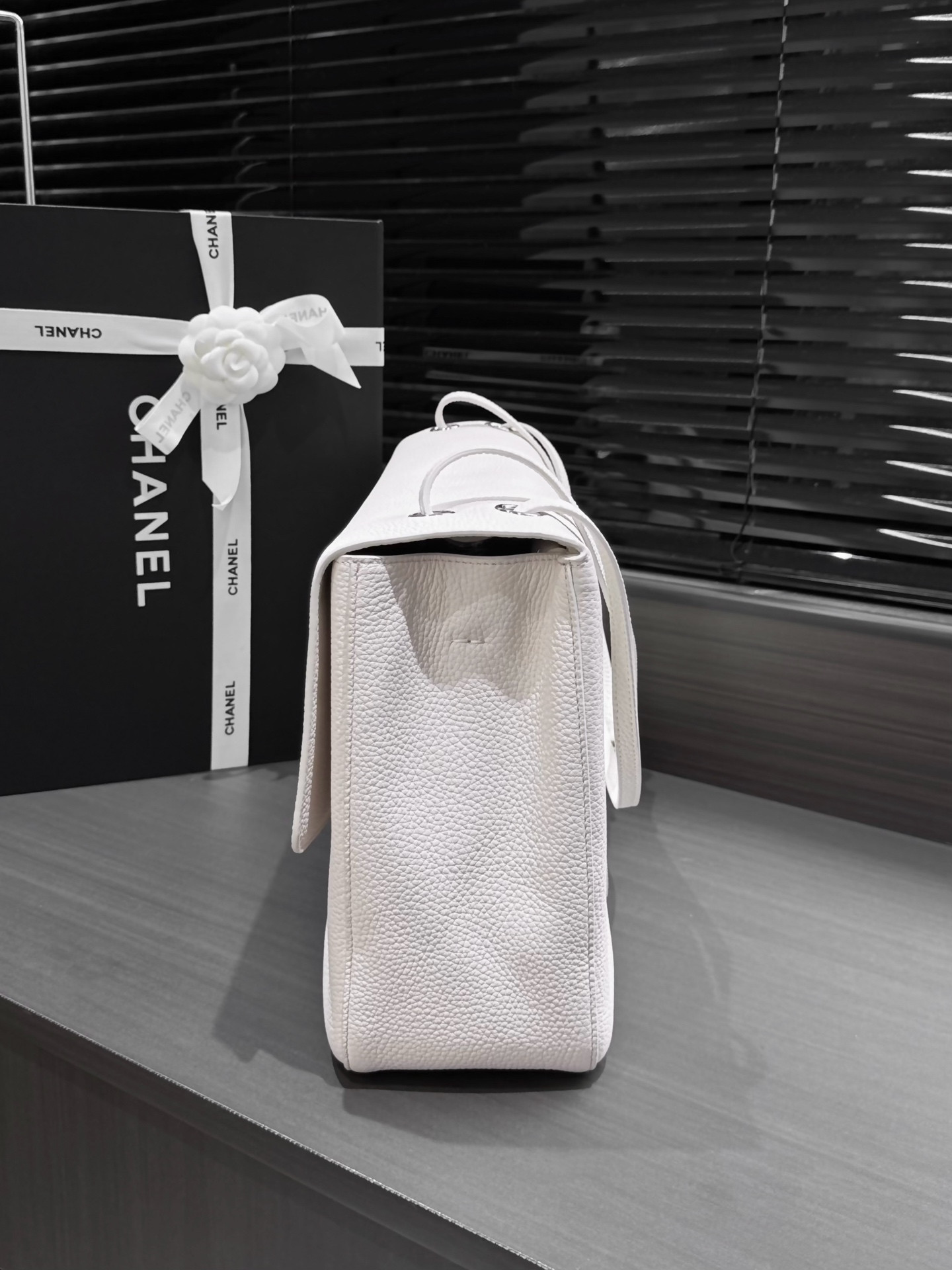 Ch*el maxi flap bag in white with silver-tone hardware as6233 26x38.5x11cm