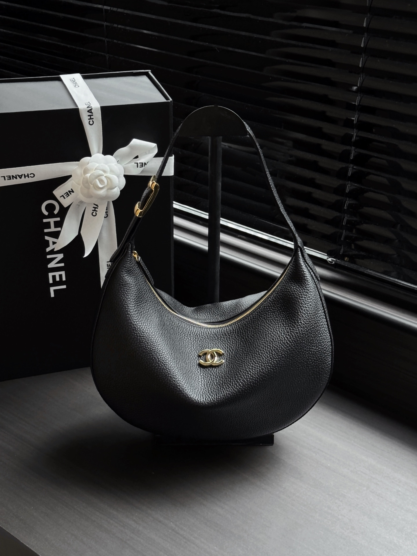 Ch*el hobo handbag as6570 21 x 30 x 9cm