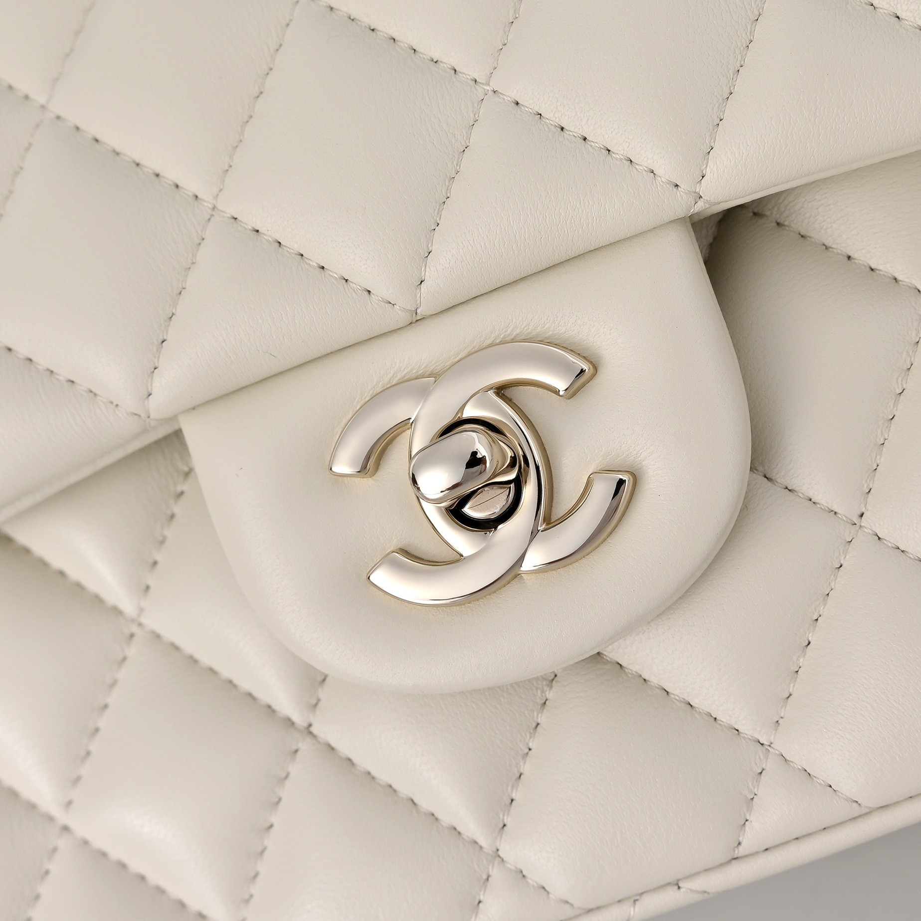Ch*el classic flap handbag milky tea with light gold hardware a01113 23x14.5x6cm