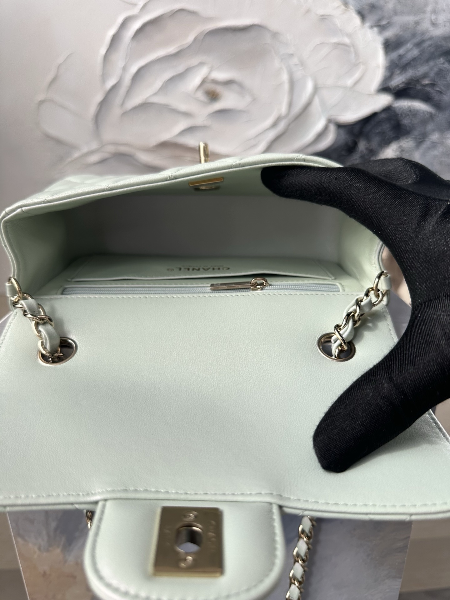 Ch*el flap bag pearlescent as1116 20x12x6cm