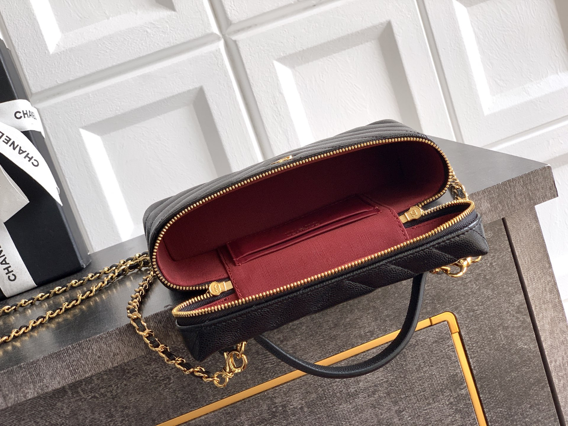 Ch*el vanity with chain ap5212 17x19.5x5cm