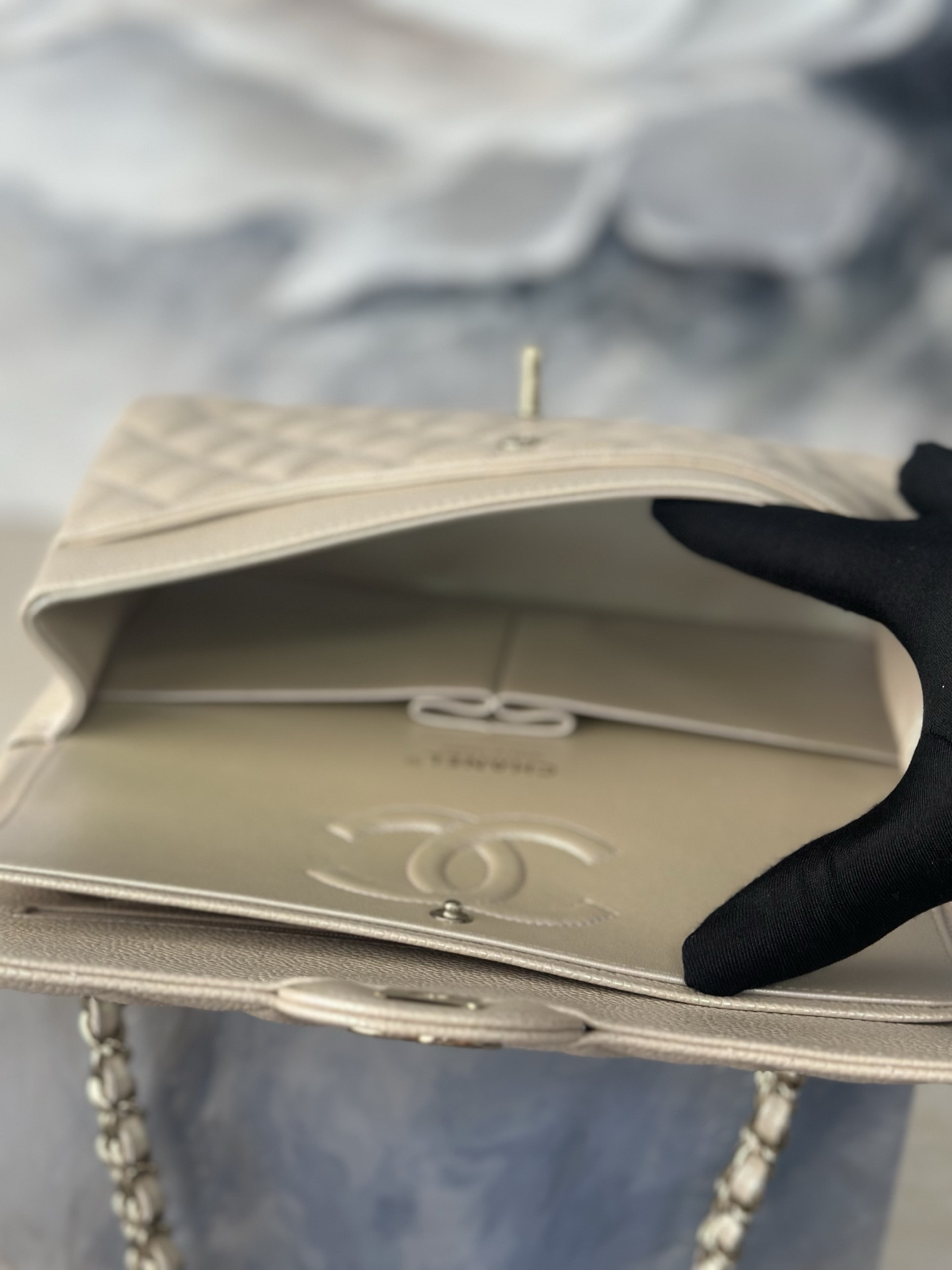 Ch*el flap bag pearlescent light beige as1112 25.5x15.5x6cm