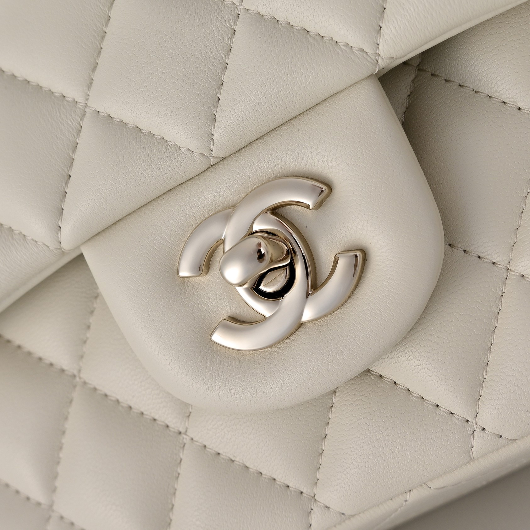 Ch*el classic flap cream light gold hardware a01112 15x25.5x6cm