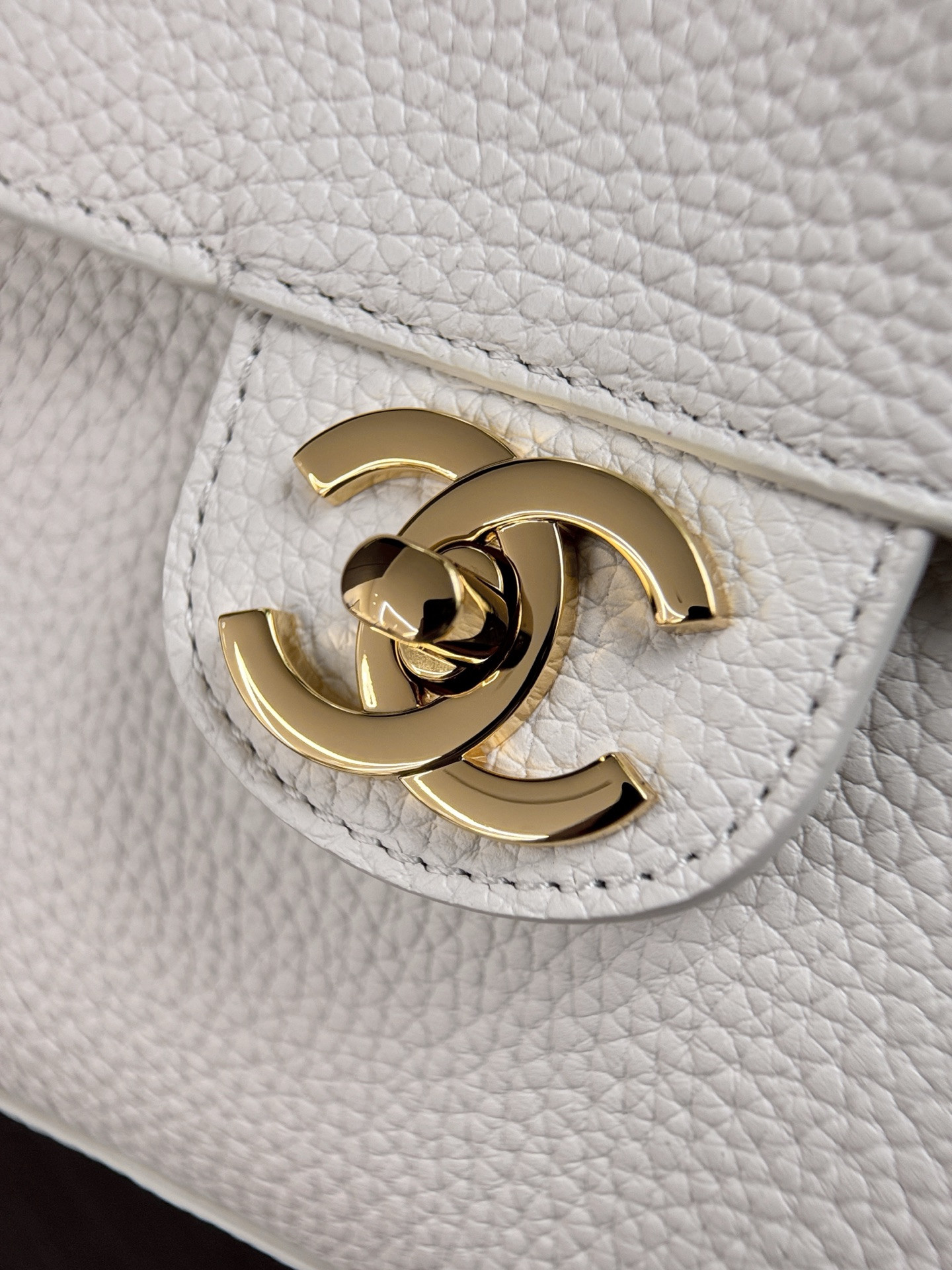 Ch*el maxi flap bag in white with gold-tone hardware as6231 19.5x32x10cm