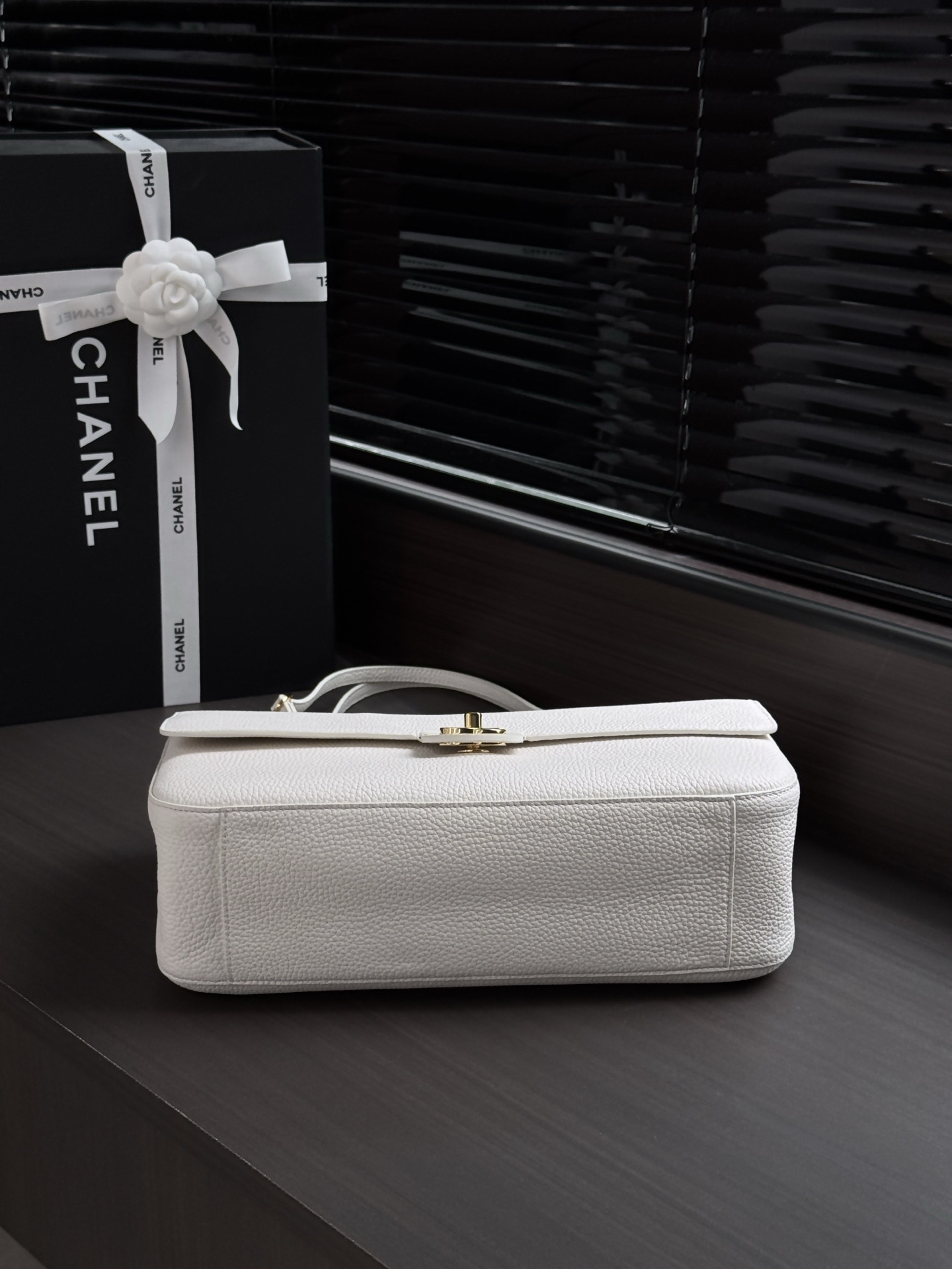 Ch*el maxi flap bag in white with gold-tone hardware as6231 19.5x32x10cm
