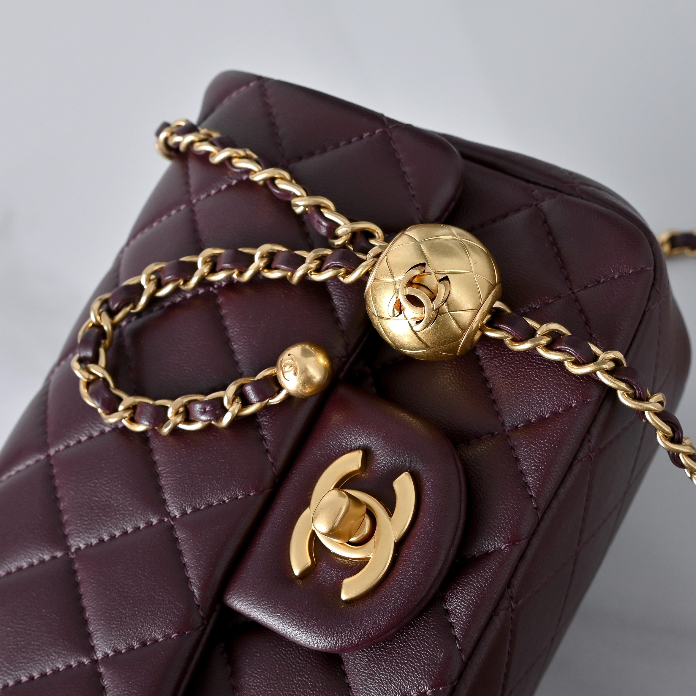 Ch*el mini flap bag burgundy as1786 13.5x17x8cm