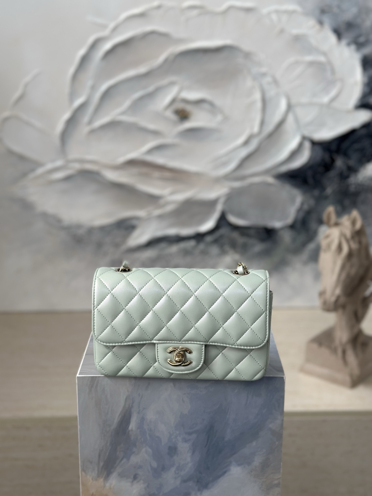 Ch*el flap bag pearlescent as1116 20x12x6cm
