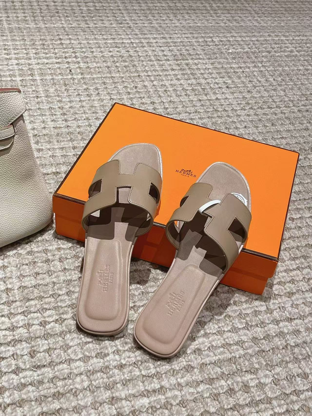 UA Hermès Oran sandal
