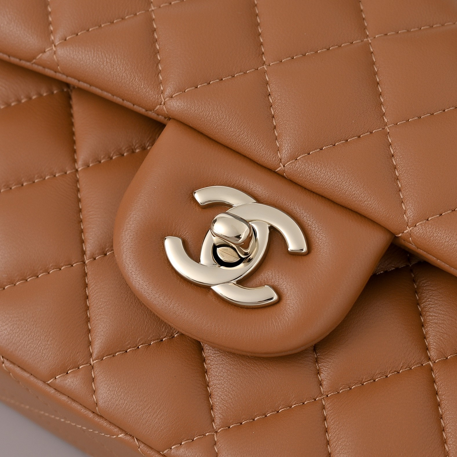 Ch*el classic flap handbag caramel with light gold hardware a01113 23x14.5x6cm