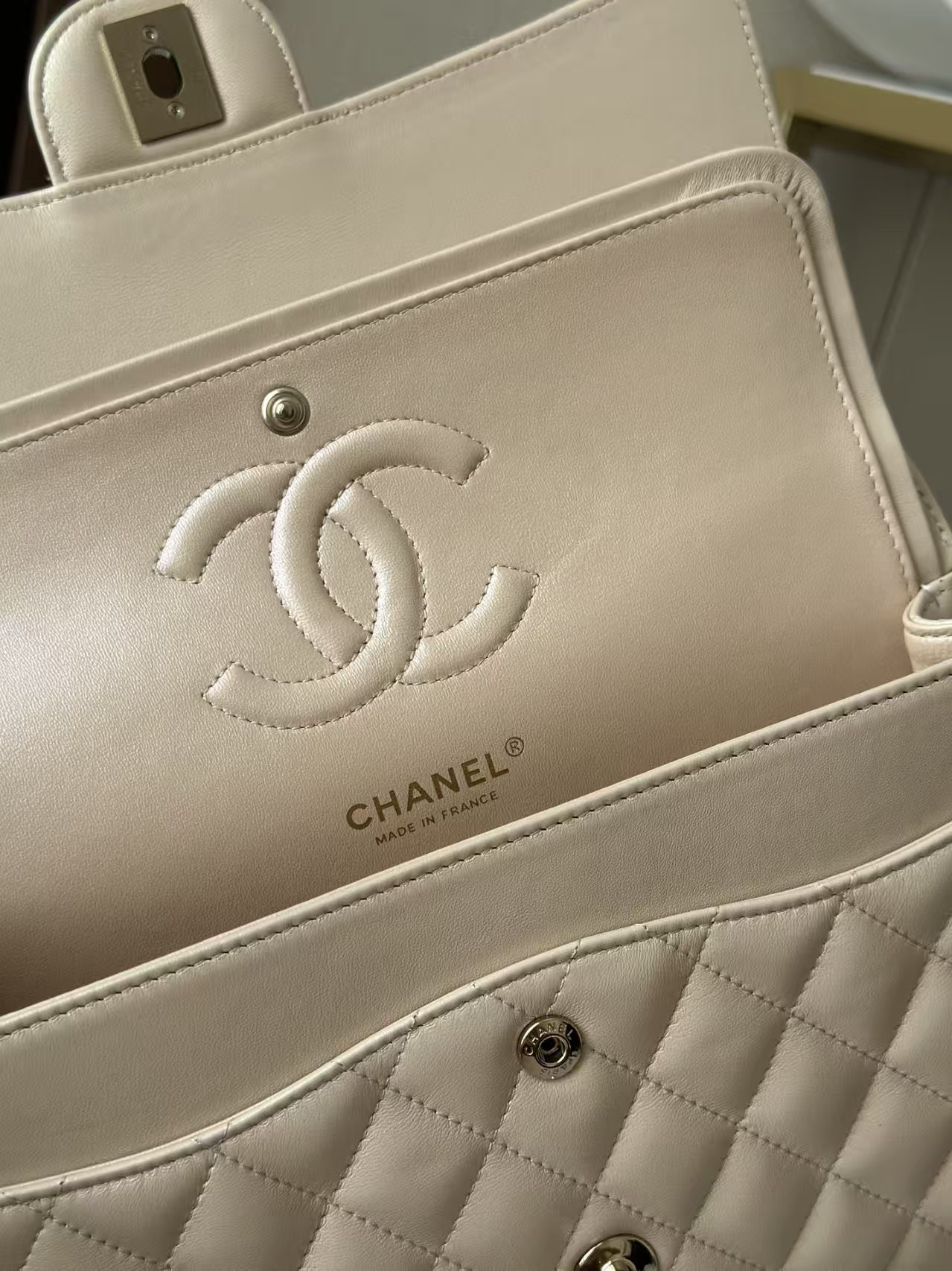 Ch*el classic flap bag pearlescent apricot-colored lambskin with light gold hardware 15x25.5x6cm
