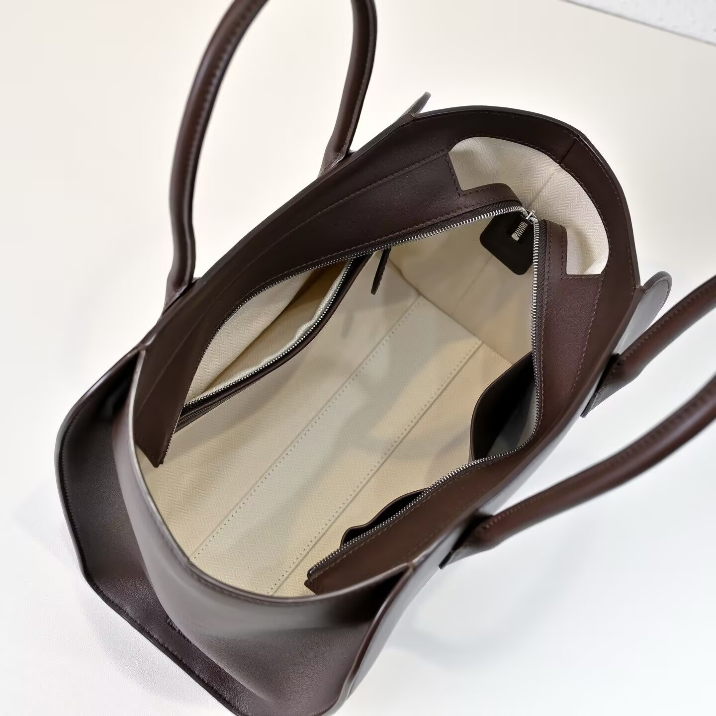T*e R0w marlo bag in leather 30x14x21cm