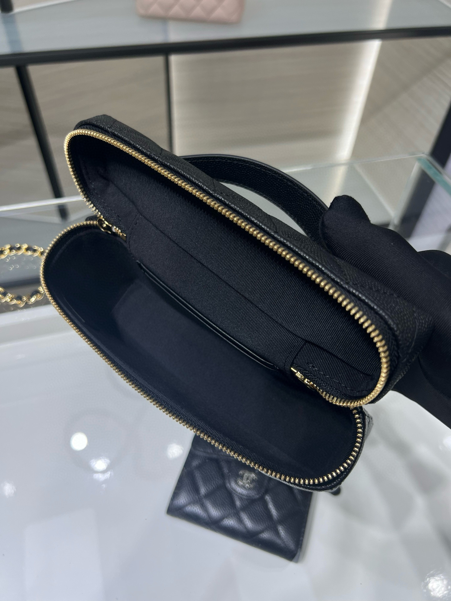 Ch*el classic vanity with chain handbag ap5090 17x19.5x5cm