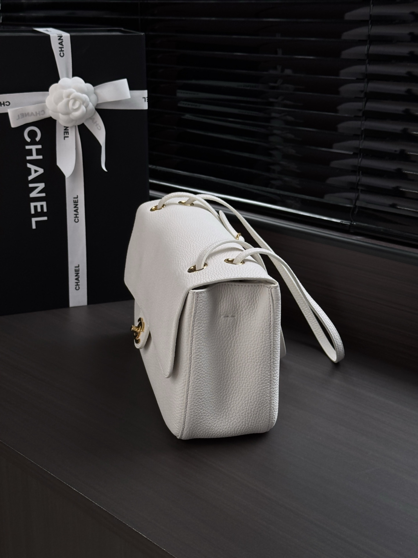 Ch*el maxi flap bag in white with gold-tone hardware as6231 19.5x32x10cm