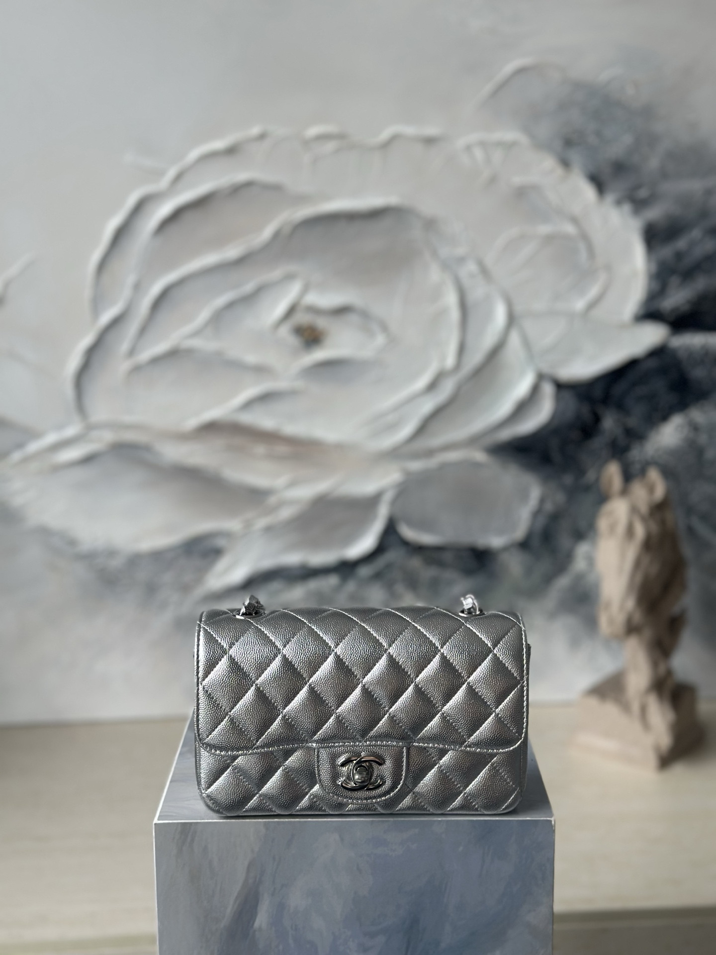 Ch*el flap bag pearlescent silver as1116 20x12x6cm
