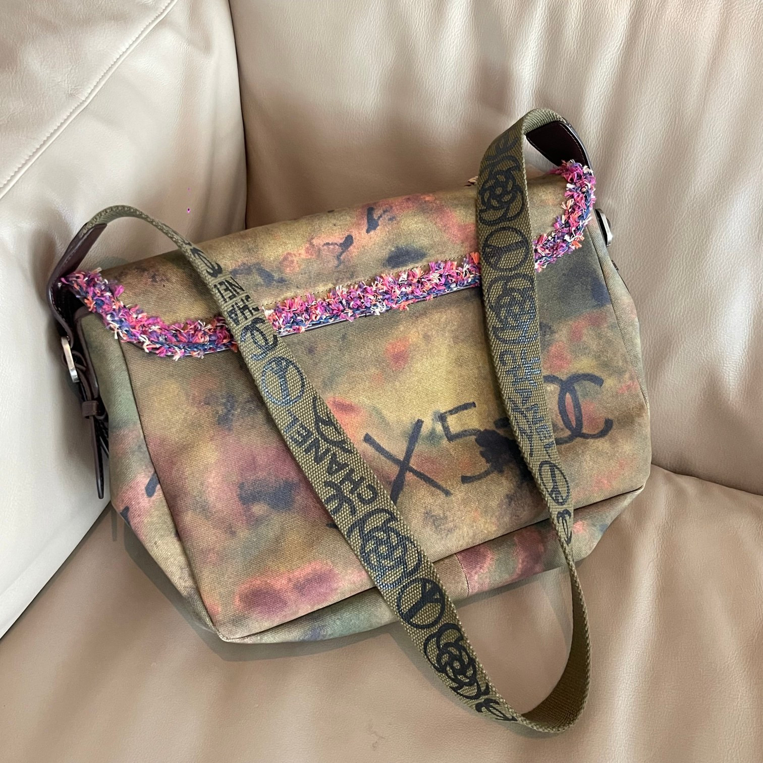 ch*el on the pavements messenger Gr*ffiti washed toile bag 42x30x13cm