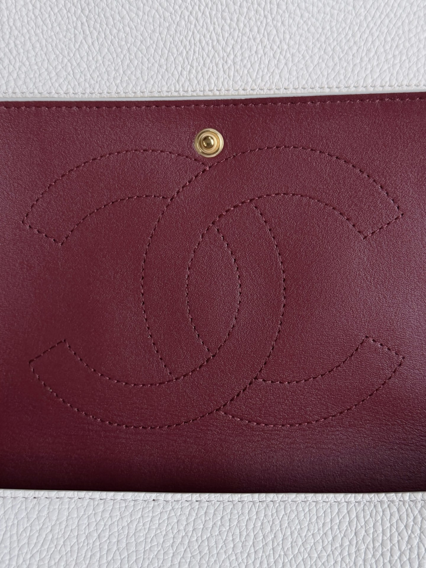 Ch*el maxi flap bag in white with gold-tone hardware as6231 19.5x32x10cm