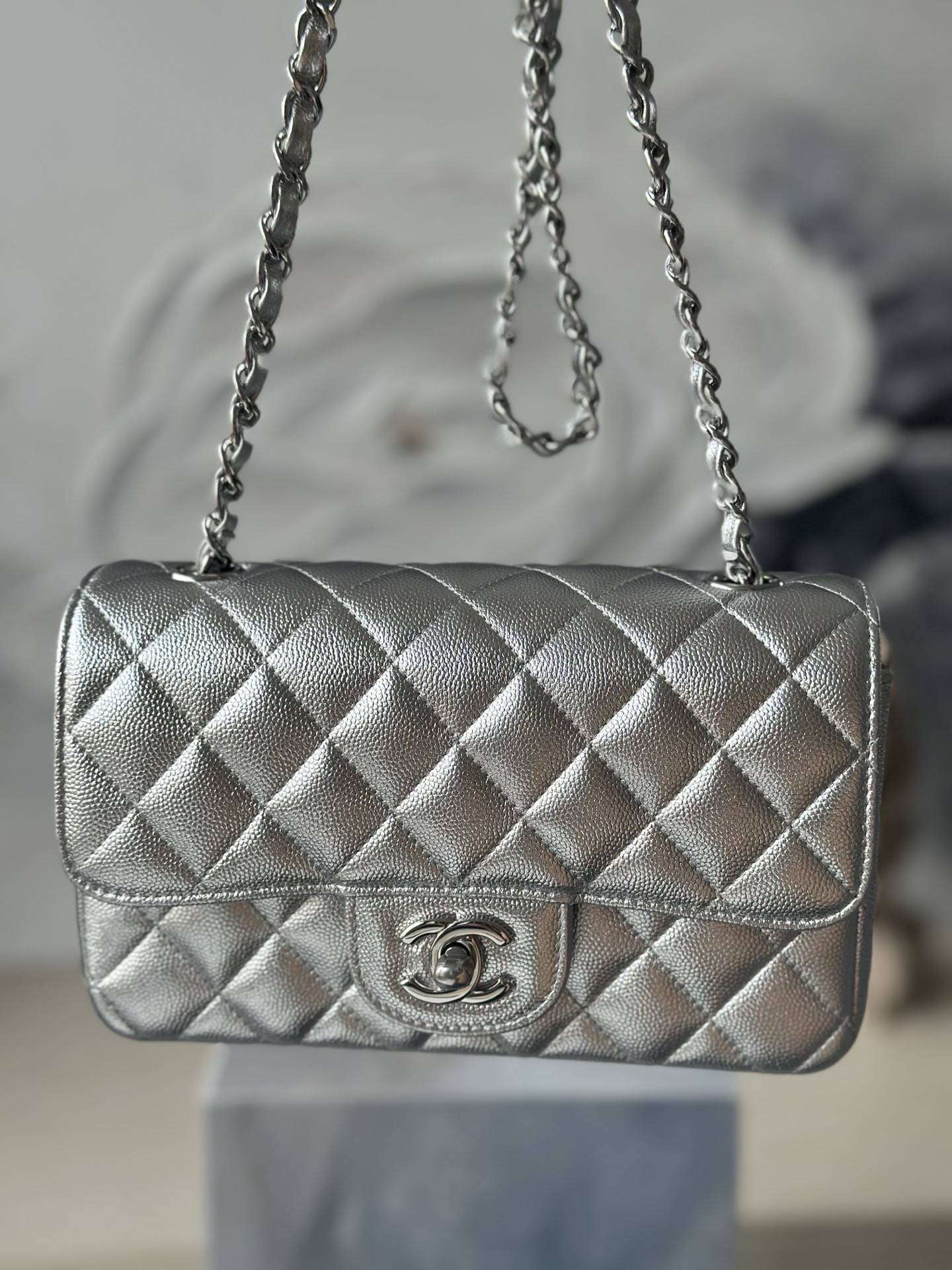 Ch*el flap bag pearlescent silver as1116 20x12x6cm