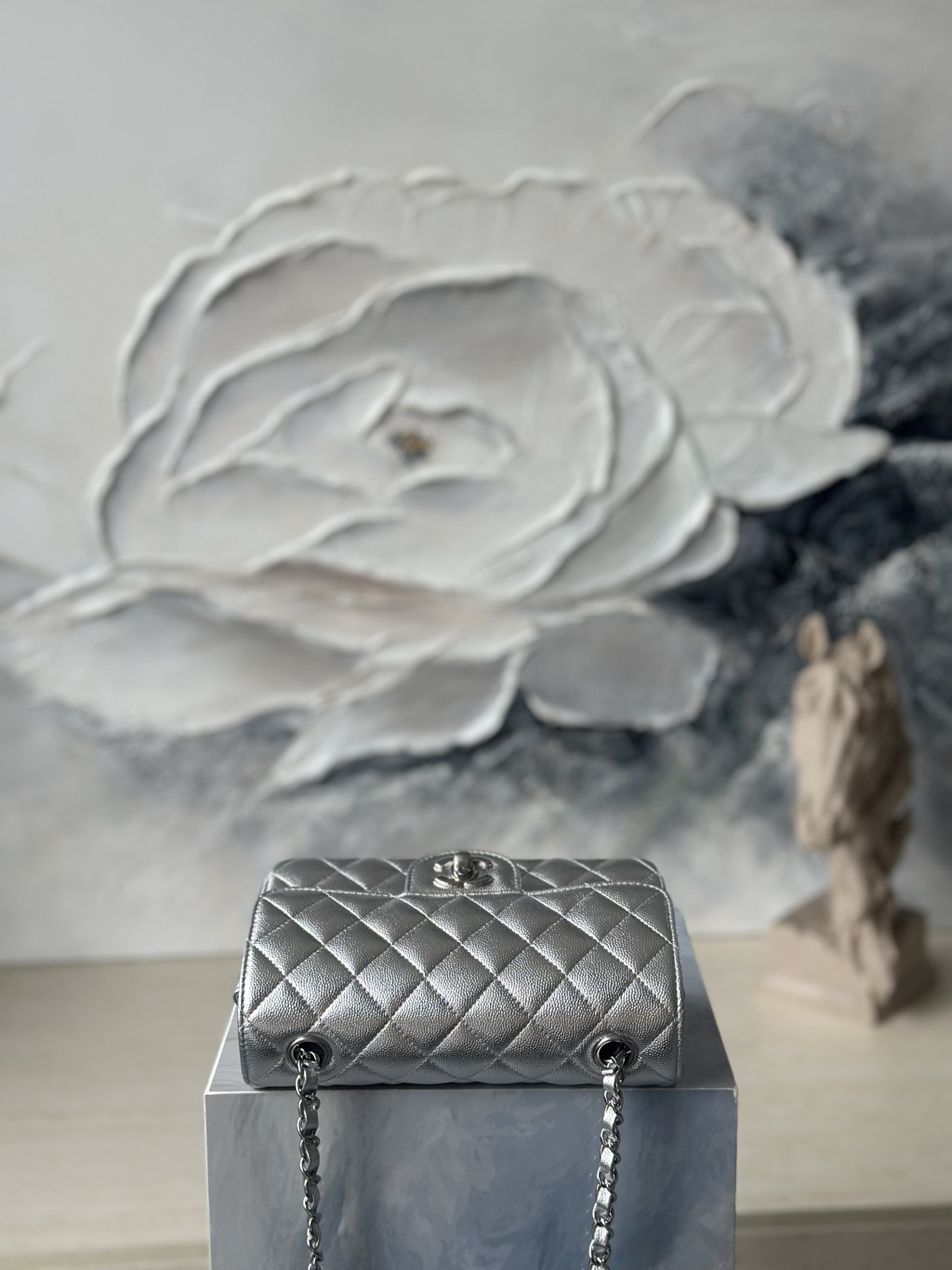 Ch*el flap bag pearlescent silver as1116 20x12x6cm