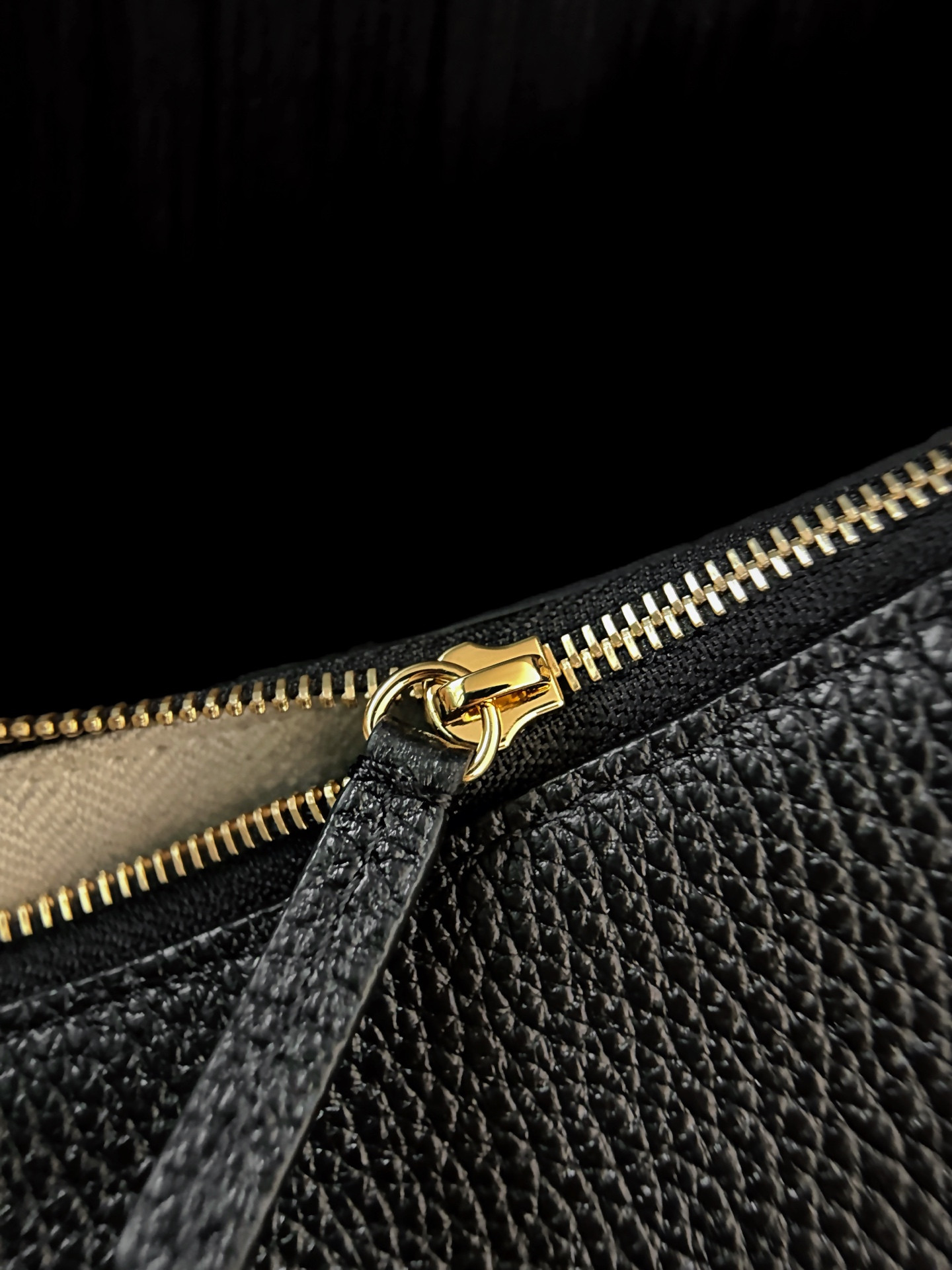 Ch*el hobo handbag as6570 21 x 30 x 9cm