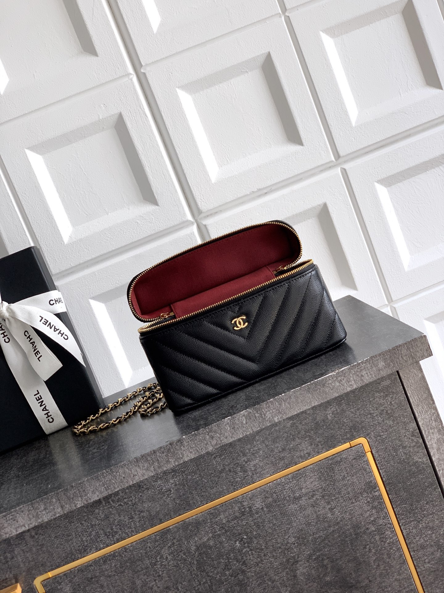 Ch*el vanity with chain ap5212 17x19.5x5cm