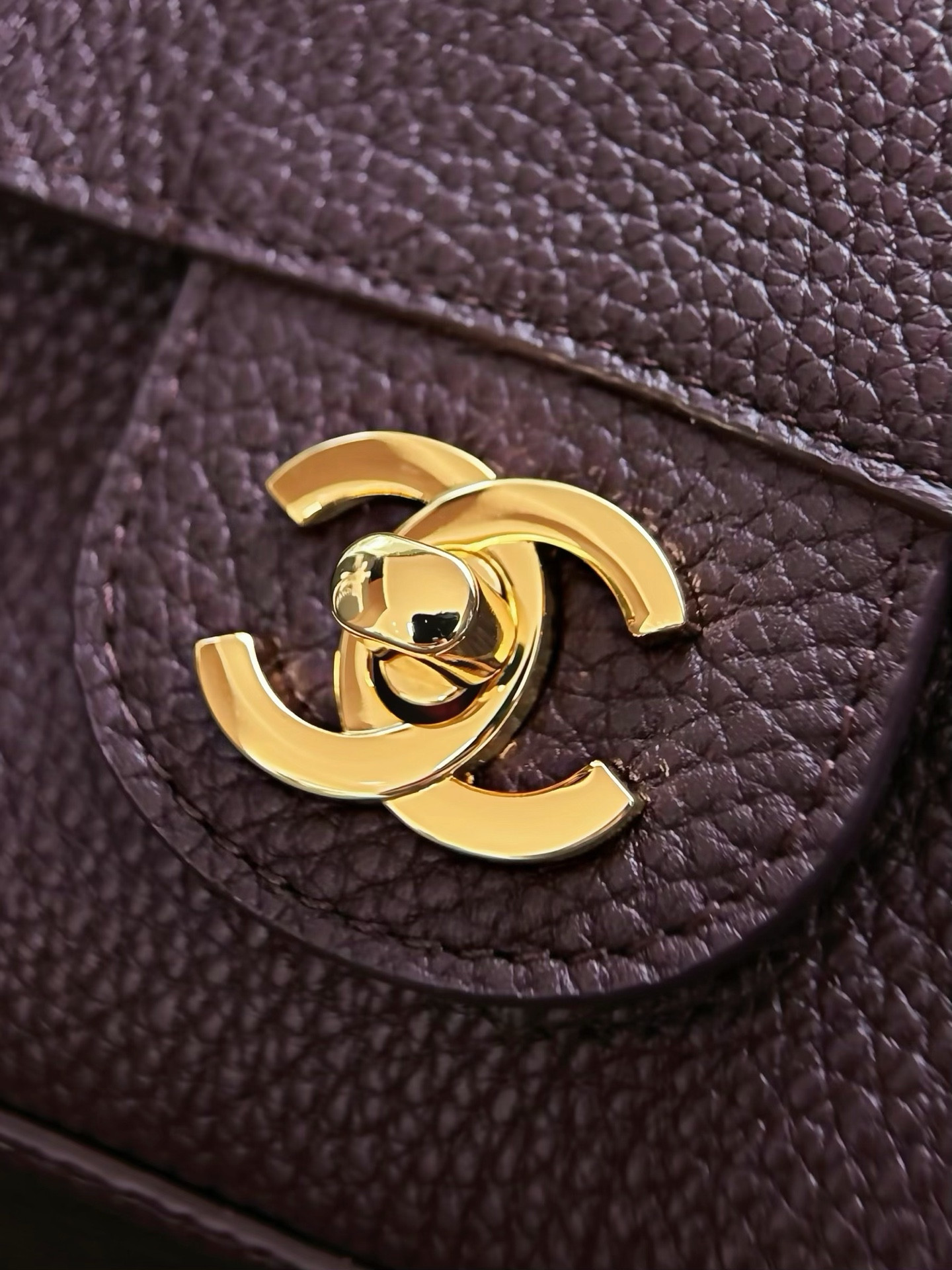 Ch*el maxi flap bag in coffee with gold-tone hardware as6233 26x38.5x11cm