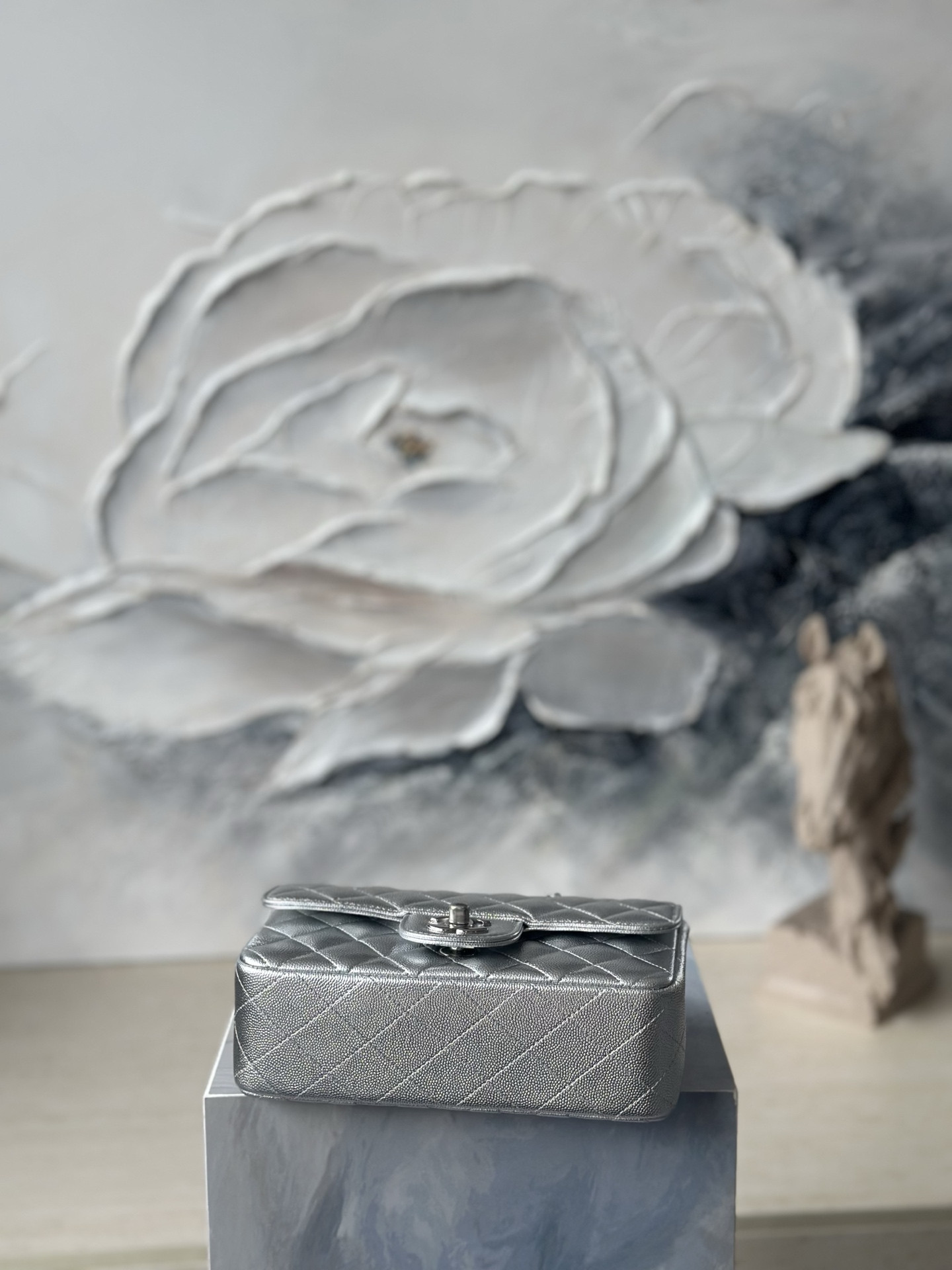 Ch*el flap bag pearlescent silver as1116 20x12x6cm
