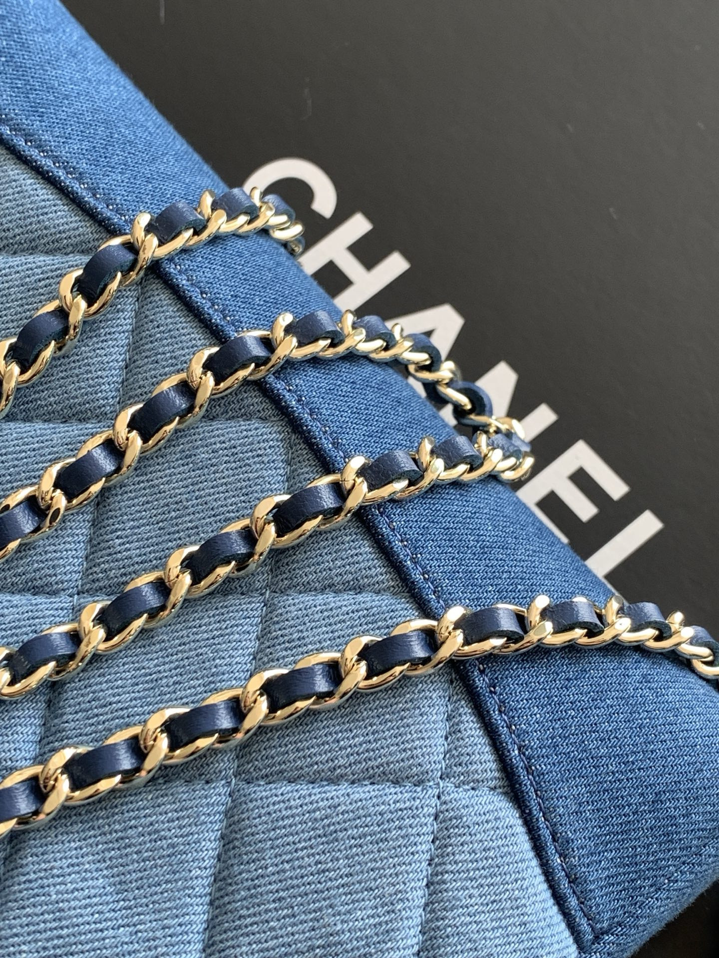 Ch*el clutch with chain ap3656 17x20.5x3.5cm