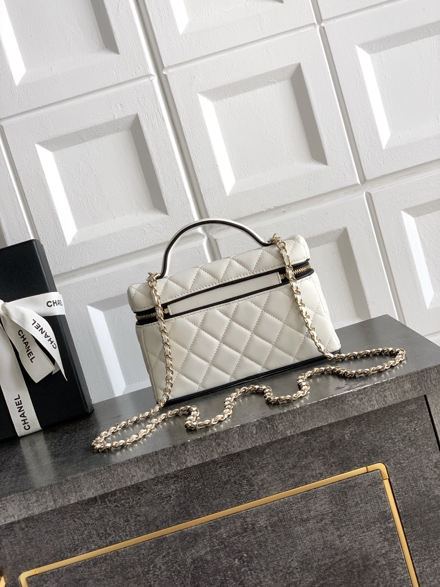 Ch*el vanity with chain ap5186 17x19.5x5cm