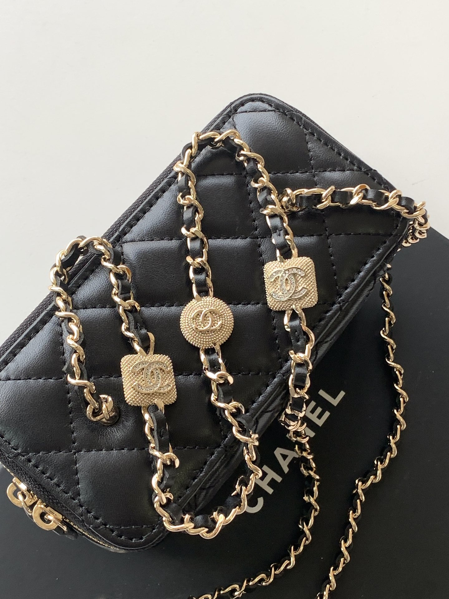 Ch*el vanity with chain ap4301 9.5x17x8cm