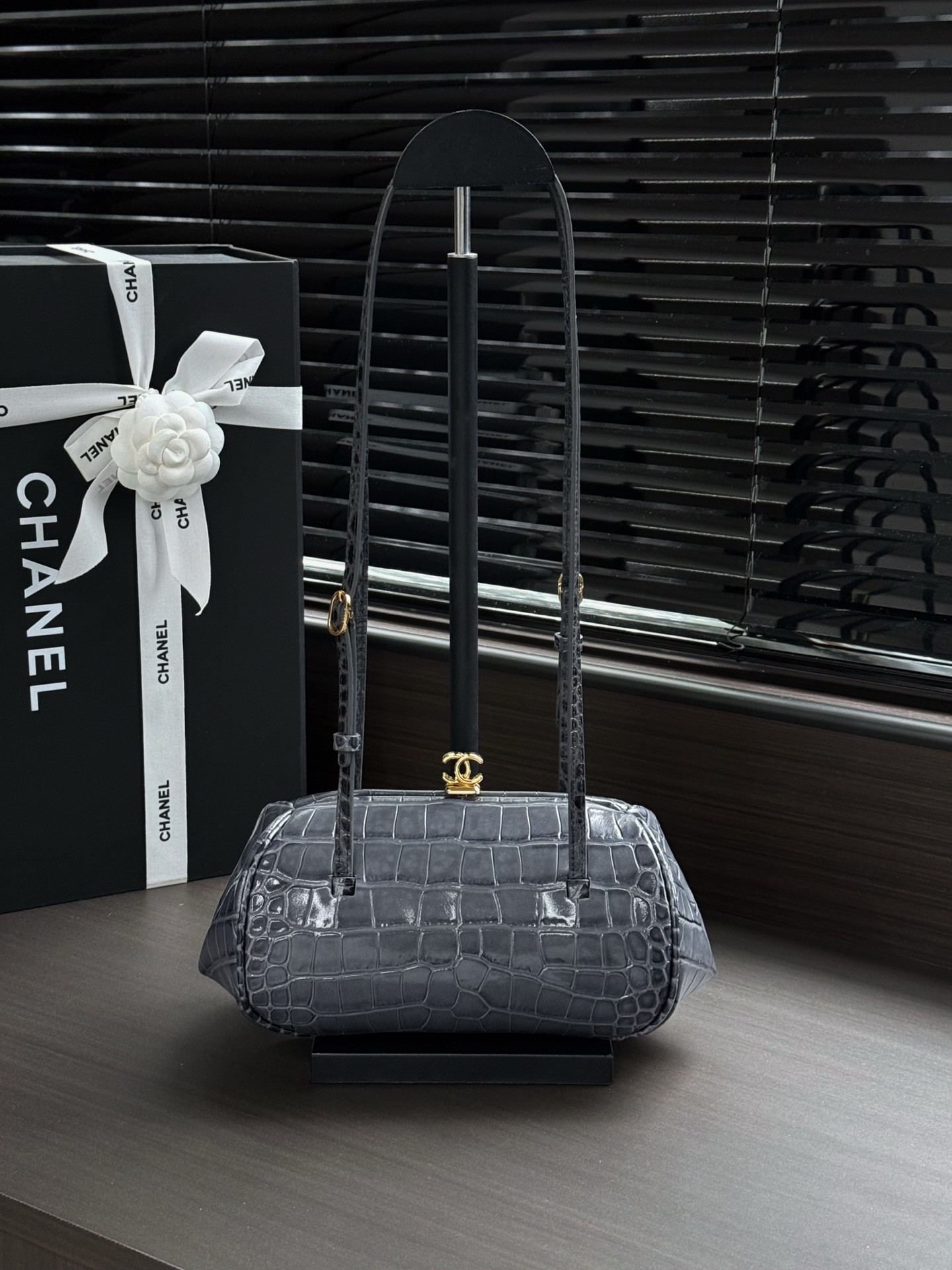 Ch*el leather shoulder strap clutch ap5360 12x28x13cm