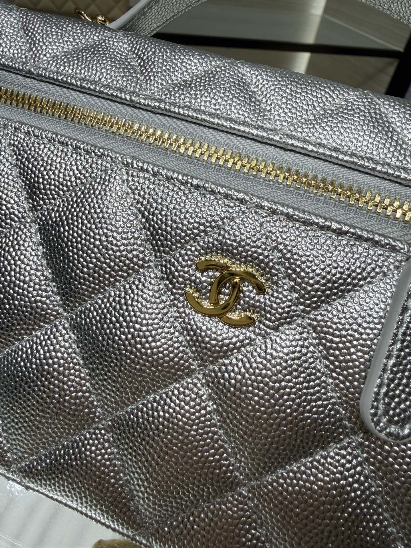 Ch*el classic vanity with chain handbag ap4385 17x19x5cm