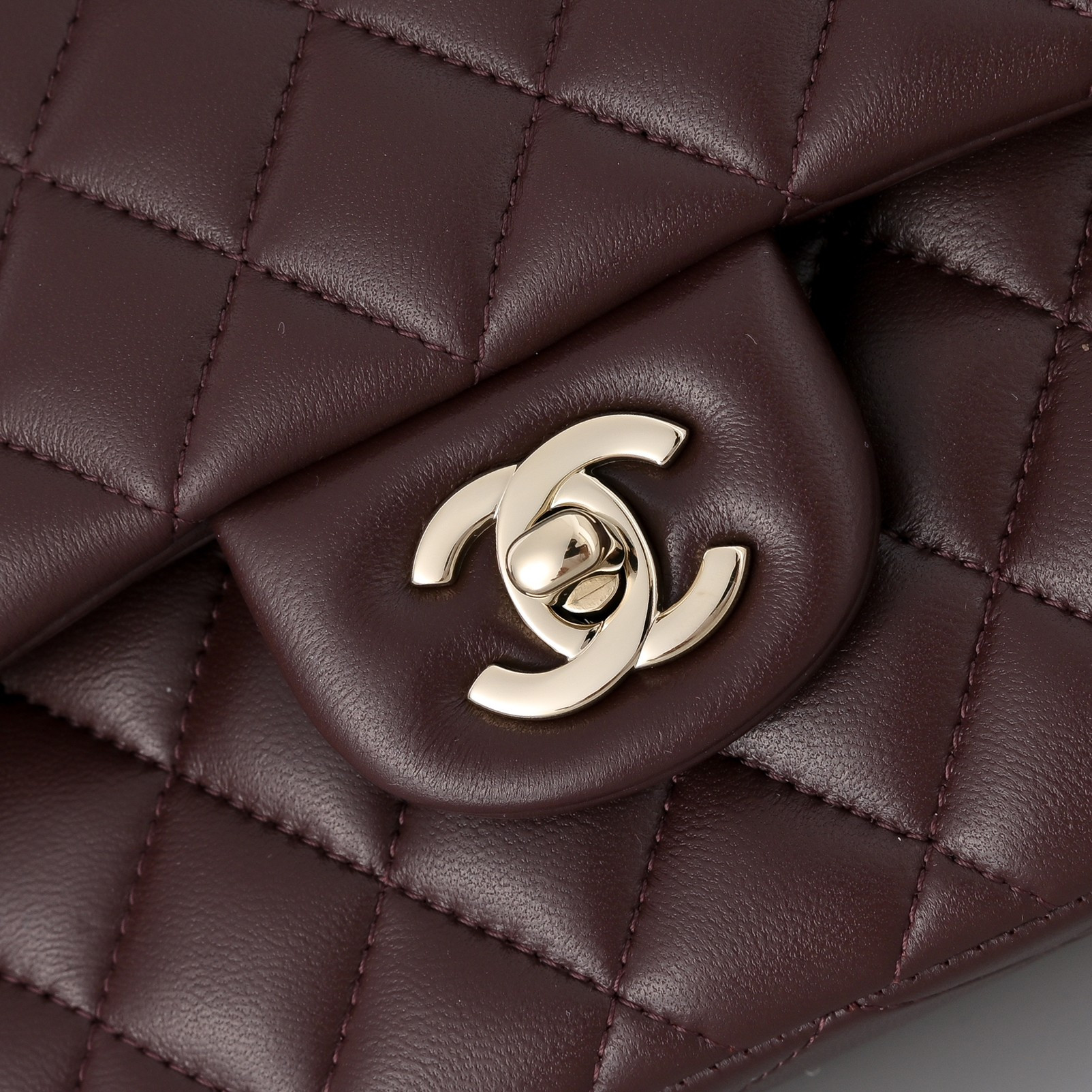 Ch*el classic flap handbag burgundy with light gold hardware a01113 23x14.5x6cm