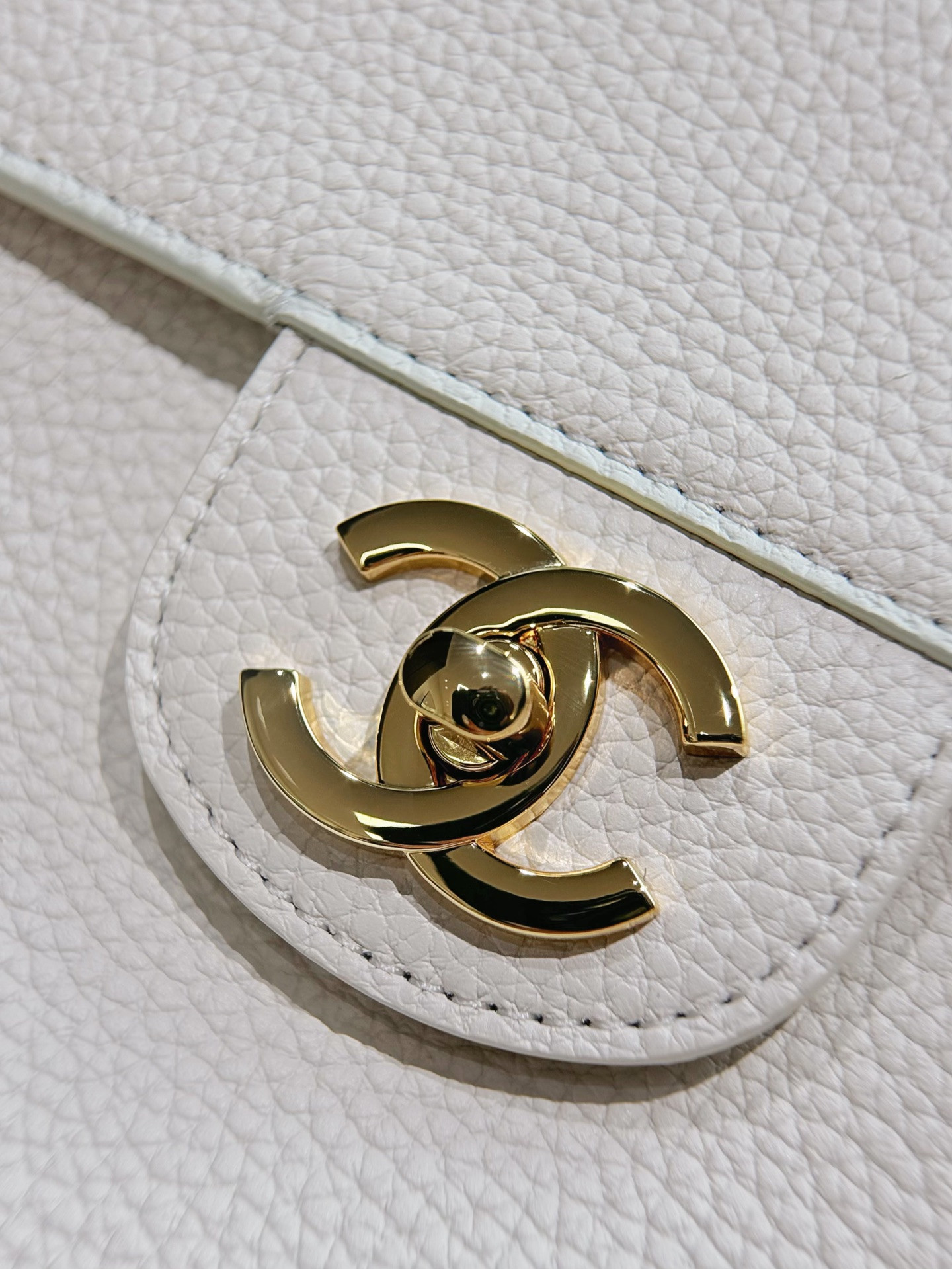 Ch*el maxi flap bag in white with gold-tone hardware as6233 26x38.5x11cm