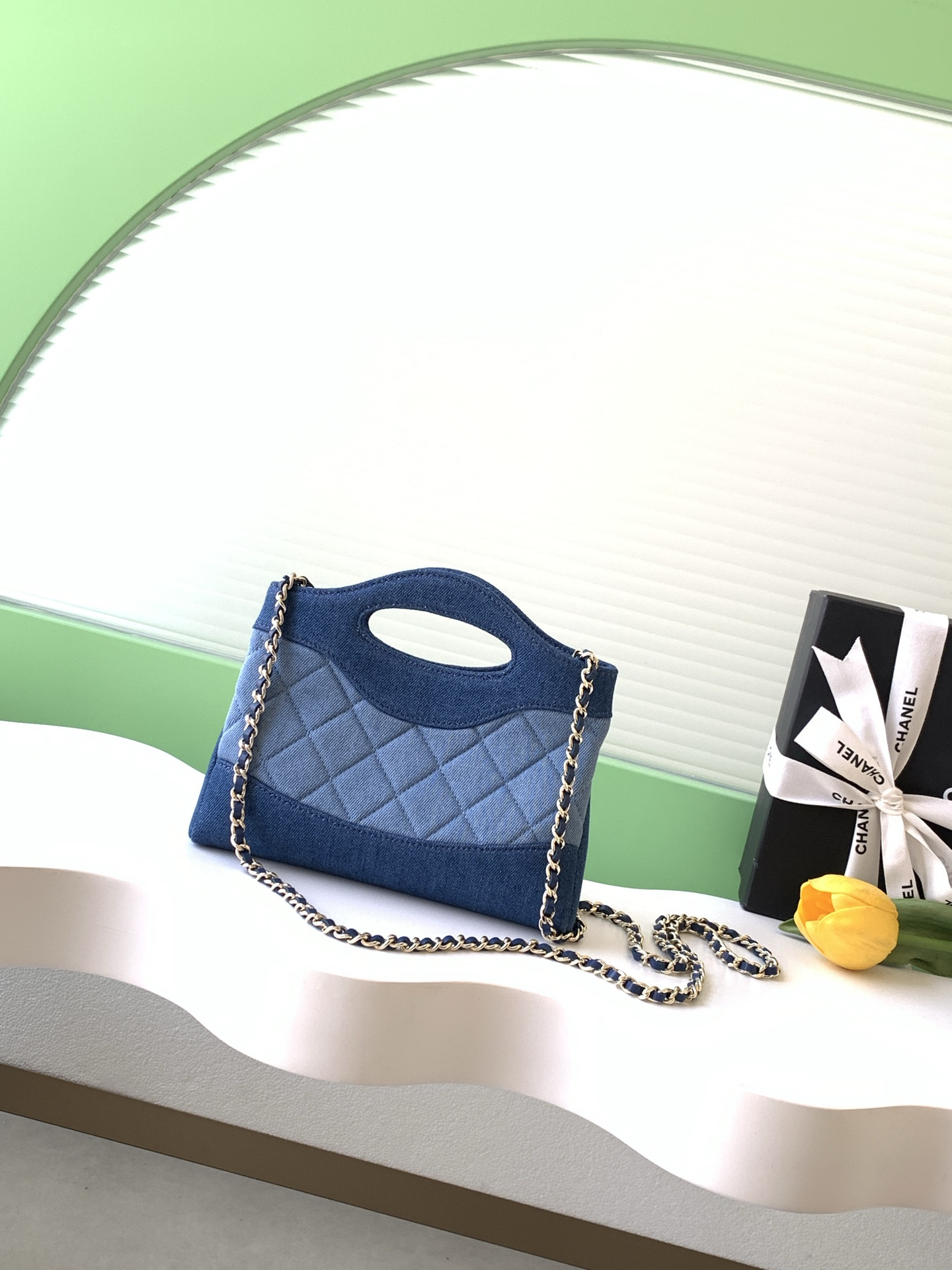 Ch*el clutch with chain ap3656 17x20.5x3.5cm