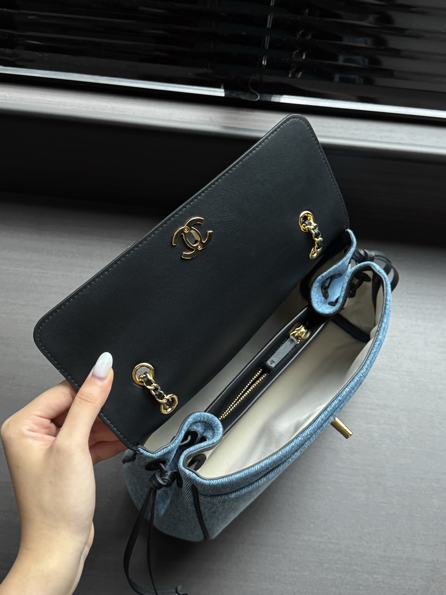 Ch*el urban essential flap bag as6427 16x29x9.5cm