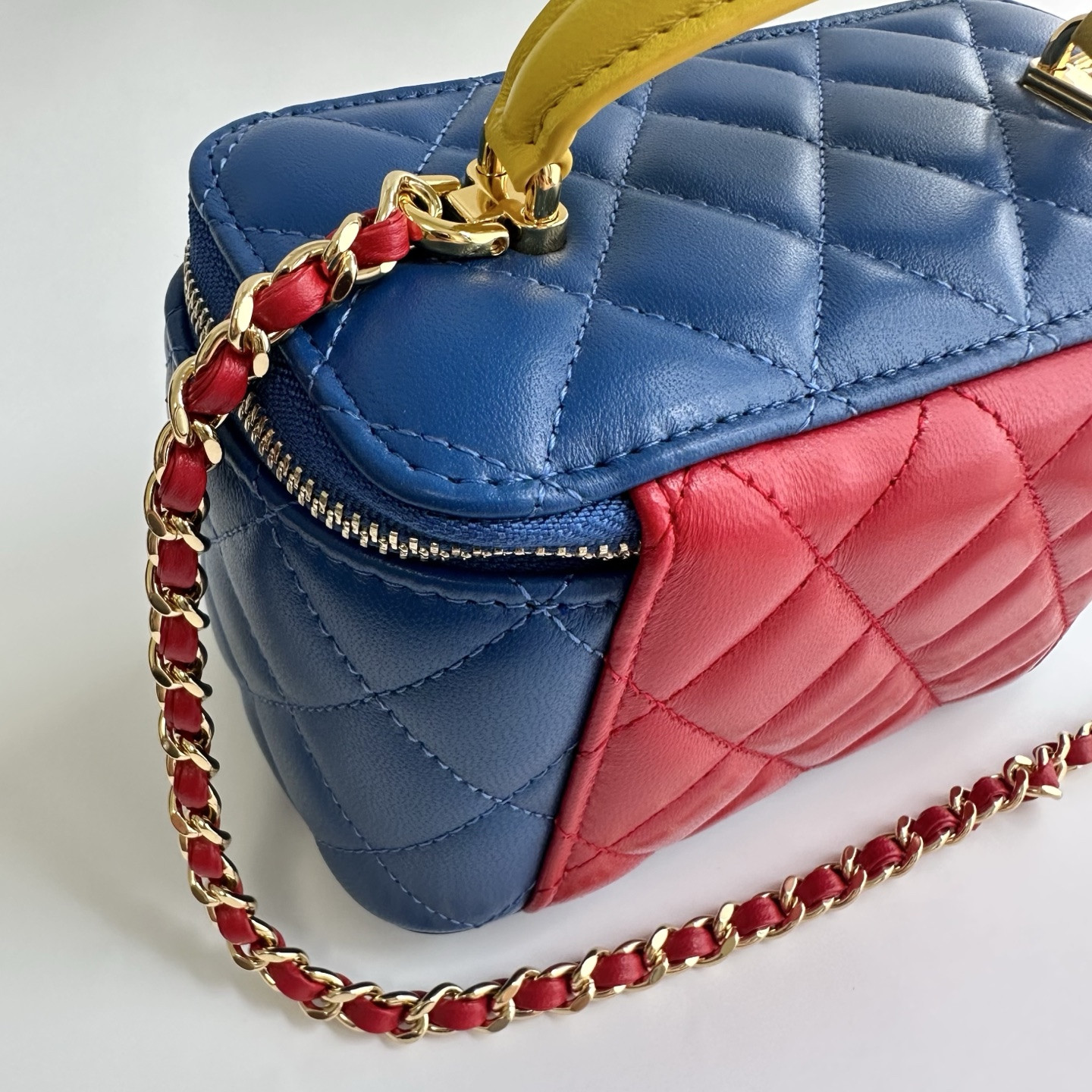 Ch*el long vanity with chain ap2199 9.5x16x8cm