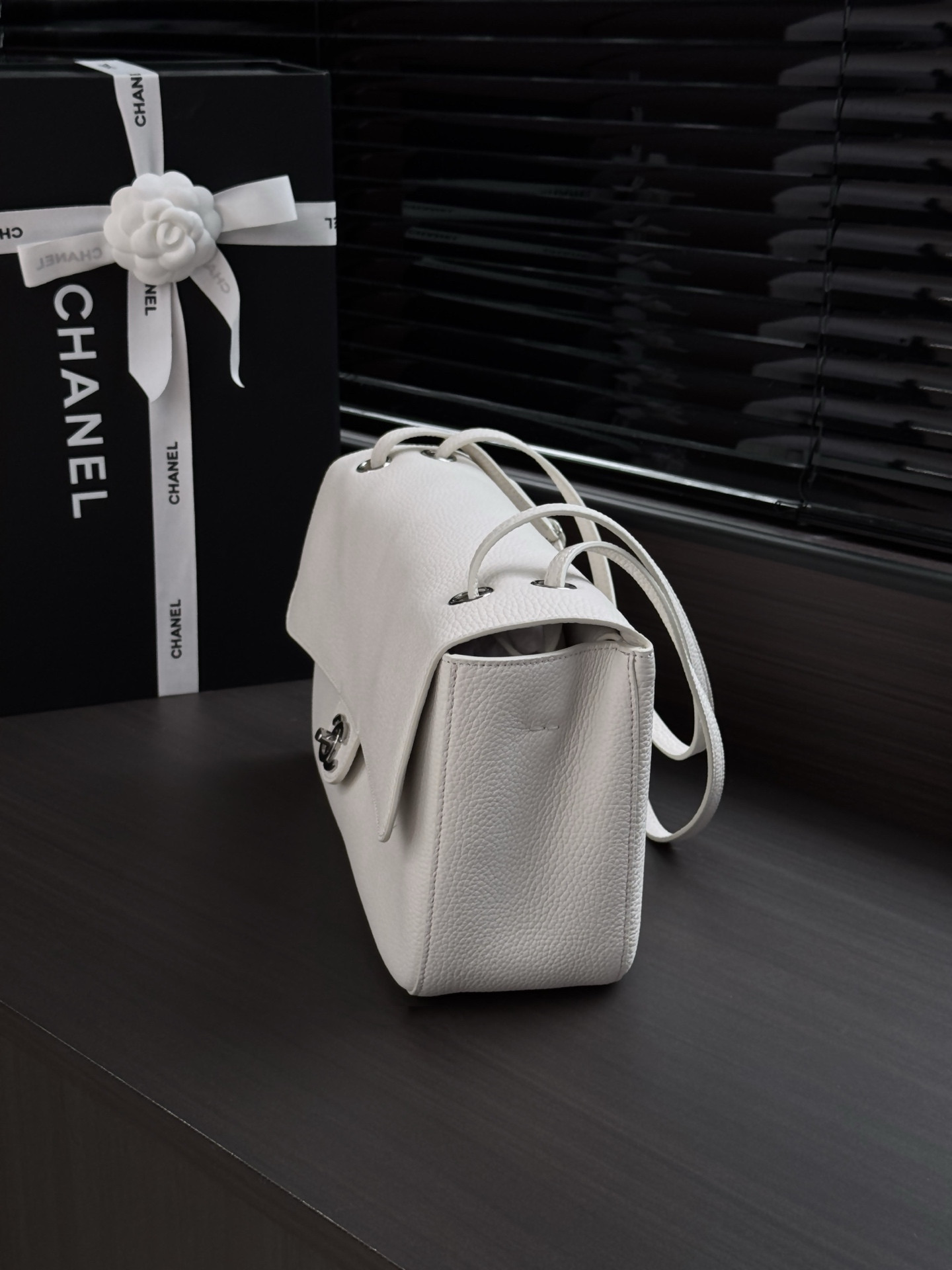 Ch*el maxi flap bag in white with silver-tone hardware as6231 19.5x32x10cm
