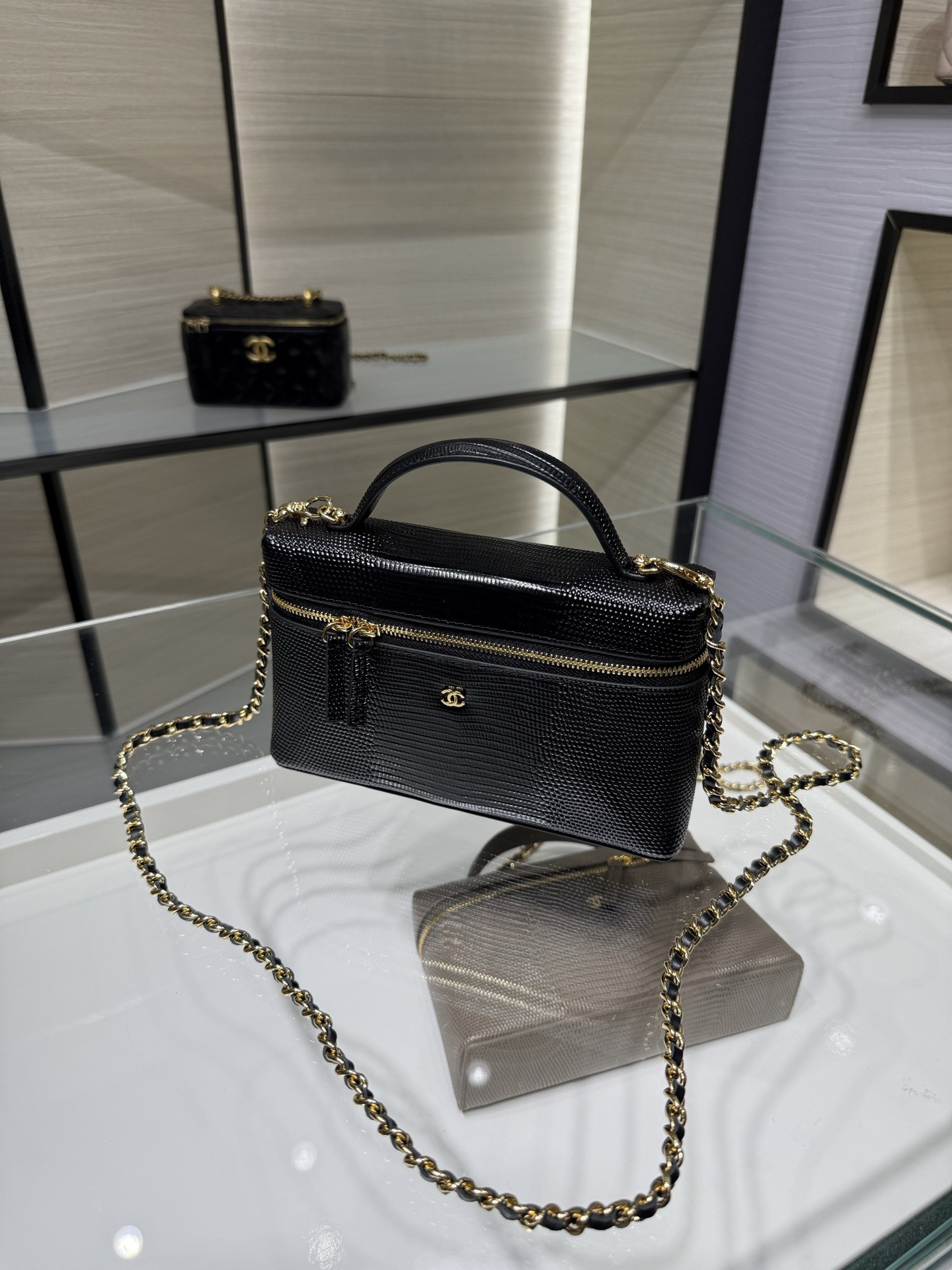Ch*el classic vanity with chain handbag ap5195 17x19.5x5cm