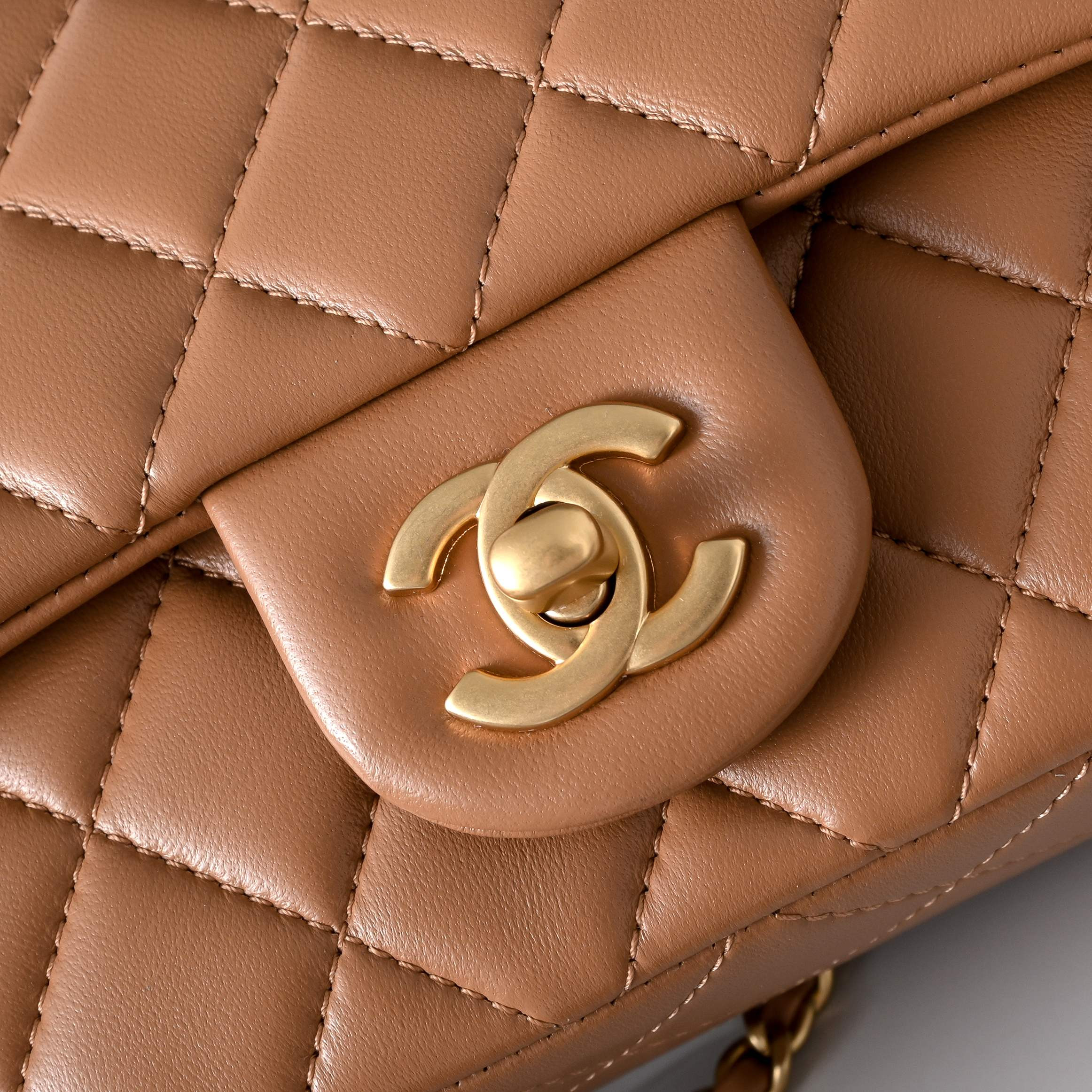 Ch*el flap bag caramel as1787 20x13x7cm